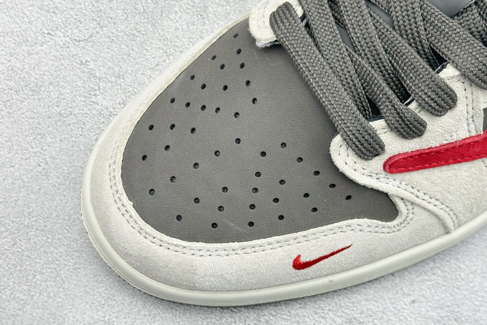 280 Travis Scott x Jordan 1 Low “马年限定-白灰红” 倒勾低帮休闲版本 YF9511-501