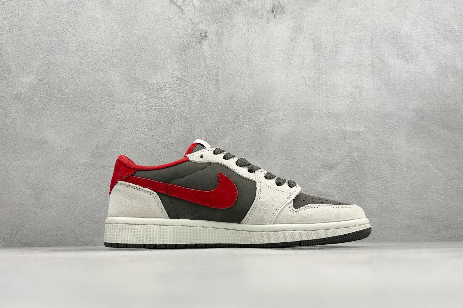 280 Travis Scott x Jordan 1 Low “马年限定-白灰红” 倒勾低帮休闲版本 YF9511-501