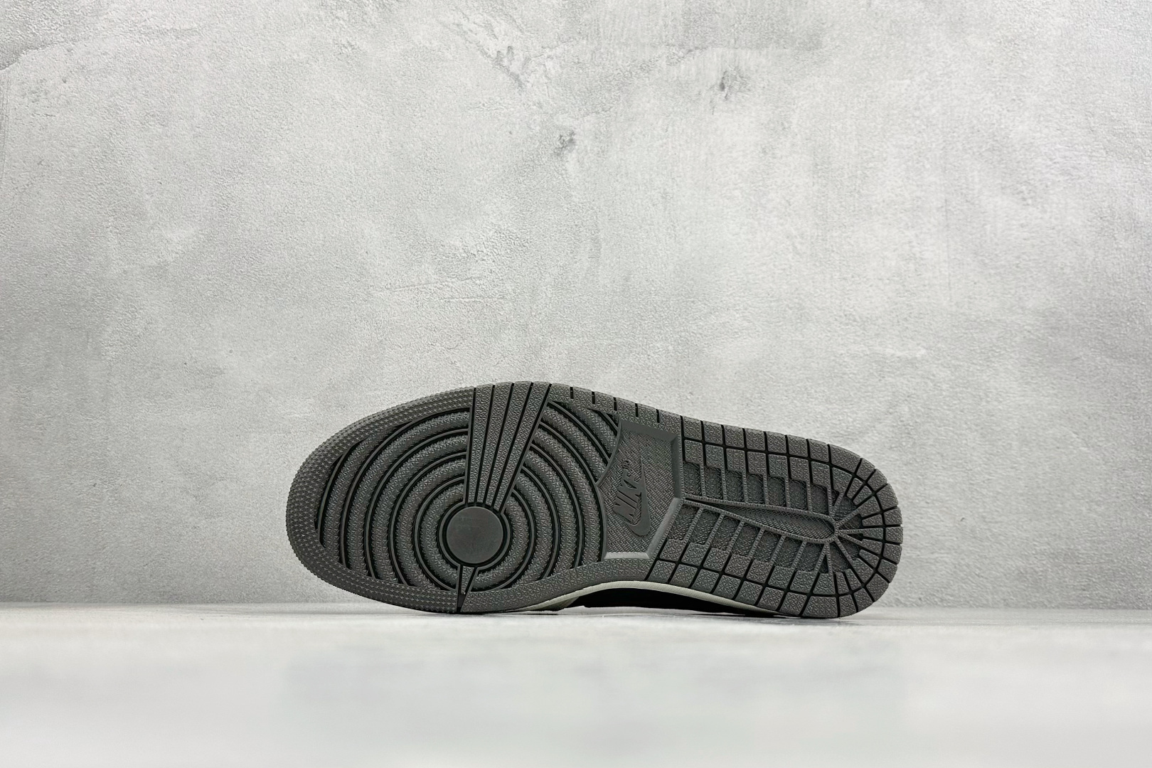 280 Travis Scott x Jordan 1 Low “马年限定-白灰红” 倒勾低帮休闲版本 YF9511-501