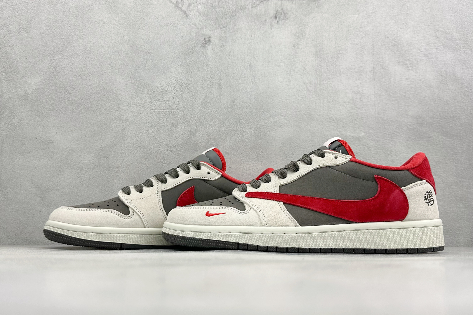 280 Travis Scott x Jordan 1 Low “马年限定-白灰红” 倒勾低帮休闲版本 YF9511-501