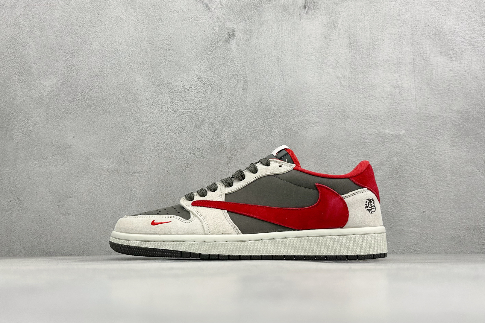 280 Travis Scott x Jordan 1 Low “马年限定-白灰红” 倒勾低帮休闲版本 YF9511-501