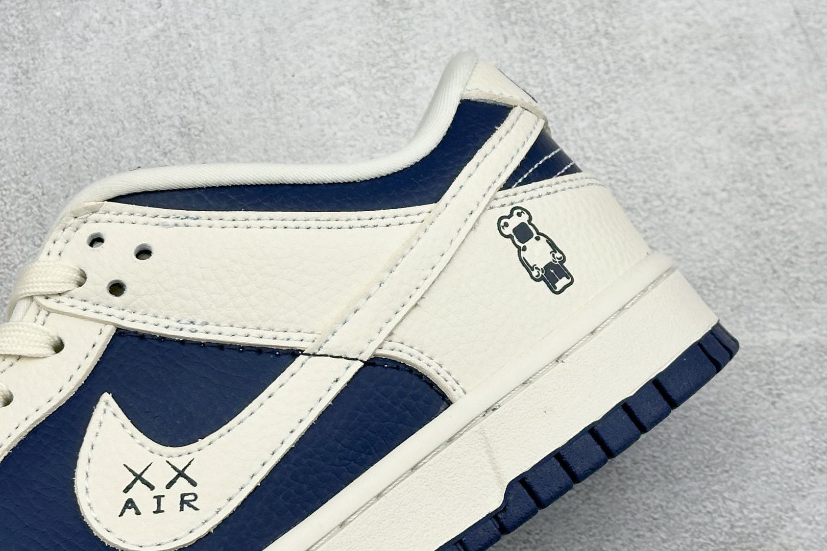 280 Nike SB Dunk Low“暴力熊联名限定------白藏蓝” #高端定制 低帮休闲板鞋 TX1688-012-Chinese UA Cheap High Quatity Brand Clothes Bags handbags Sneakers wholesale wholesaler seller from China Factory suppliers Fashion Clothing Shoes best Quality Beautiful Price 280 Nike SB Dunk Low“暴力熊联名限定------白藏蓝” #高端定制 低帮休闲板鞋 TX1688-012