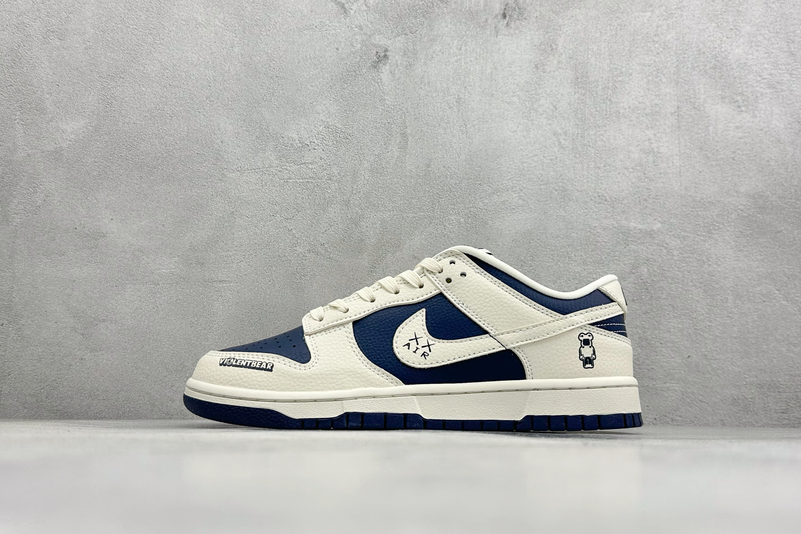 280 Nike SB Dunk Low“暴力熊联名限定------白藏蓝” #高端定制 低帮休闲板鞋 TX1688-012-Chinese UA Cheap High Quatity Brand Clothes Bags handbags Sneakers wholesale wholesaler seller from China Factory suppliers Fashion Clothing Shoes best Quality Beautiful Price 280 Nike SB Dunk Low“暴力熊联名限定------白藏蓝” #高端定制 低帮休闲板鞋 TX1688-012