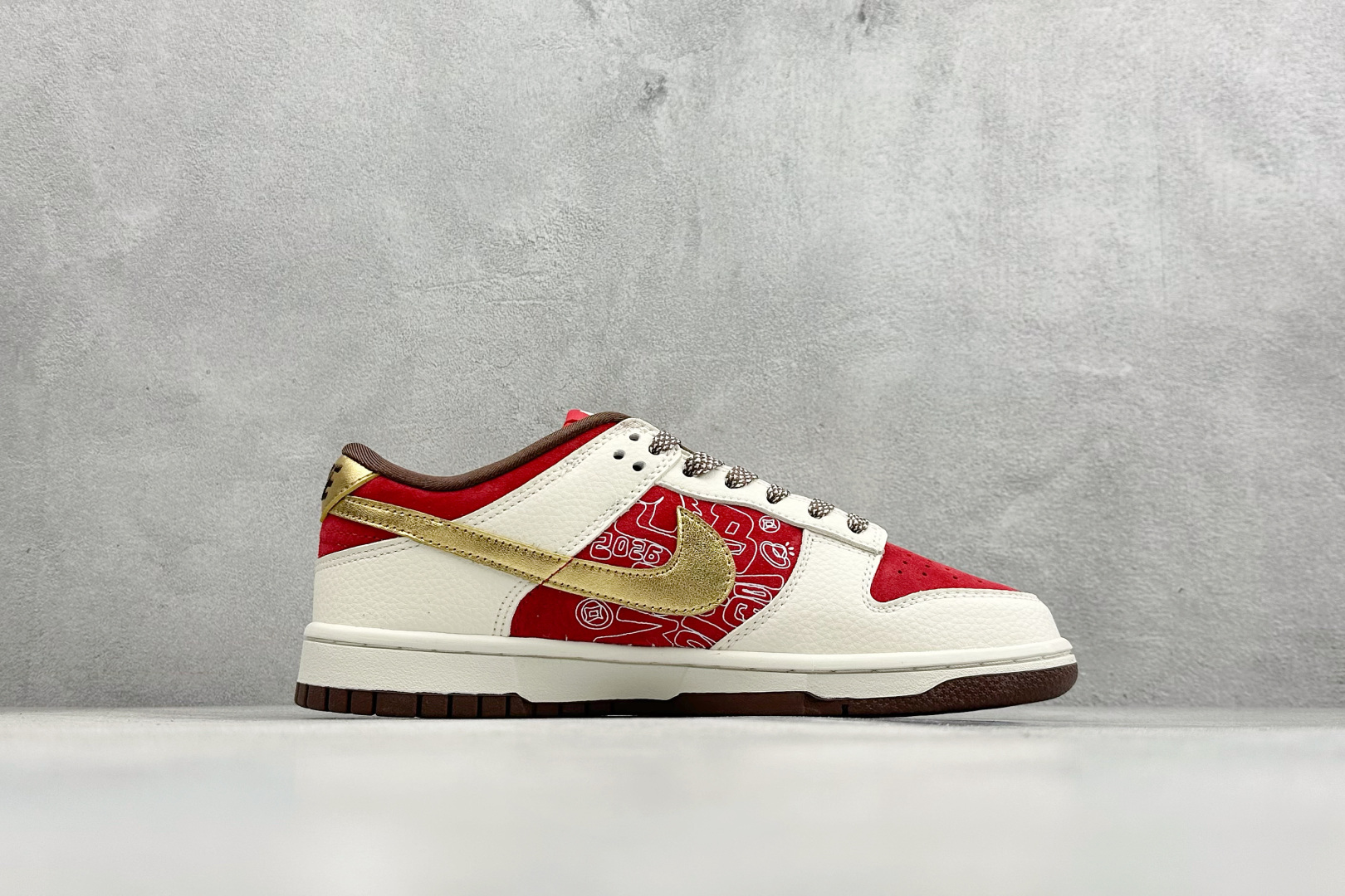 260 Nike SB Dunk Low 马年限定 红白金撞色 高端定制 低帮休闲板鞋 DN3168-025-Chinese UA Cheap High Quatity Brand Clothes Bags handbags Sneakers wholesale wholesaler seller from China Factory suppliers Fashion Clothing Shoes best Quality Beautiful Price 260 Nike SB Dunk Low 马年限定 红白金撞色 高端定制 低帮休闲板鞋 DN3168-025