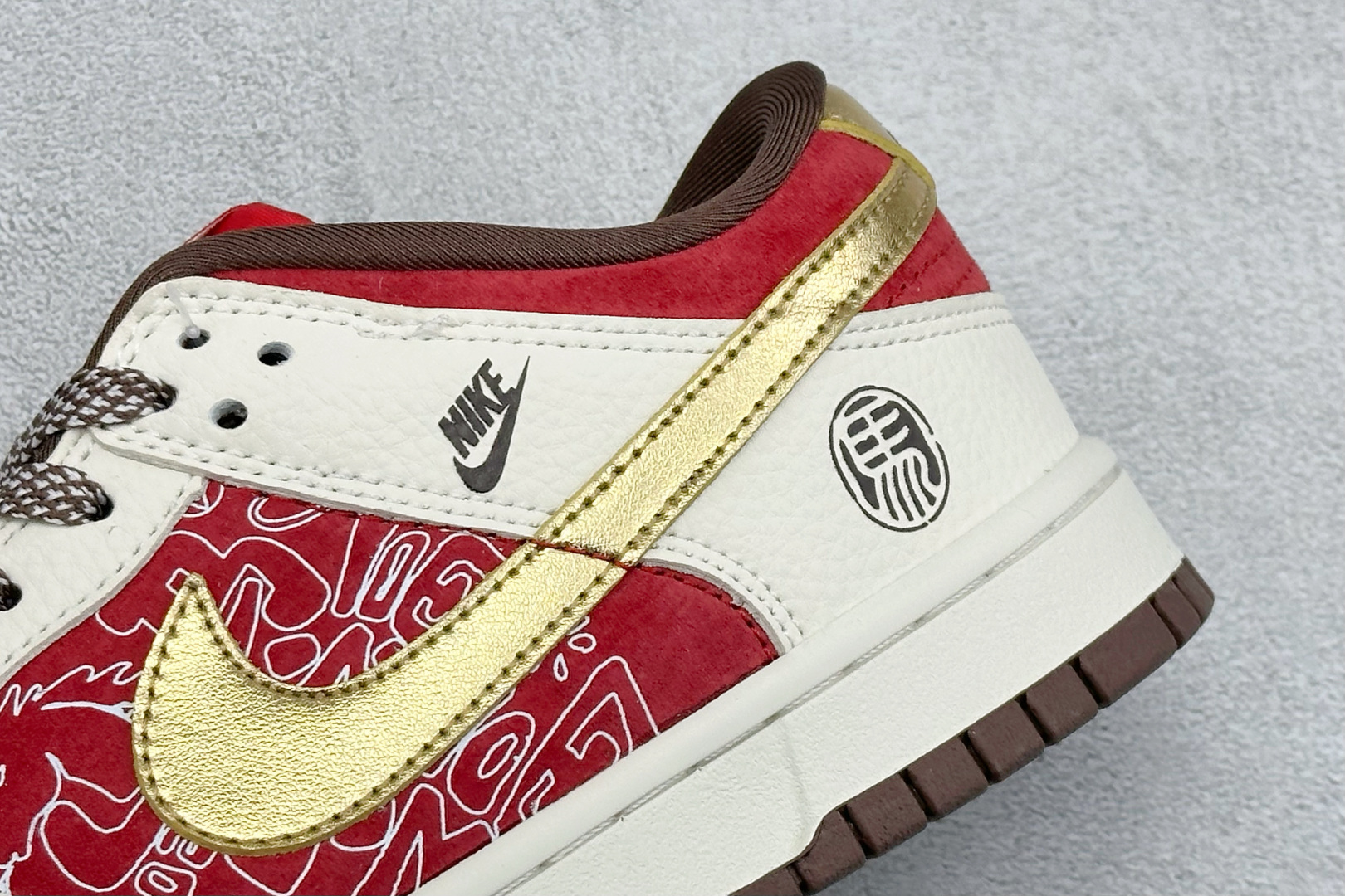 260 Nike SB Dunk Low 马年限定 红白金撞色 高端定制 低帮休闲板鞋 DN3168-025-Chinese UA Cheap High Quatity Brand Clothes Bags handbags Sneakers wholesale wholesaler seller from China Factory suppliers Fashion Clothing Shoes best Quality Beautiful Price 260 Nike SB Dunk Low 马年限定 红白金撞色 高端定制 低帮休闲板鞋 DN3168-025