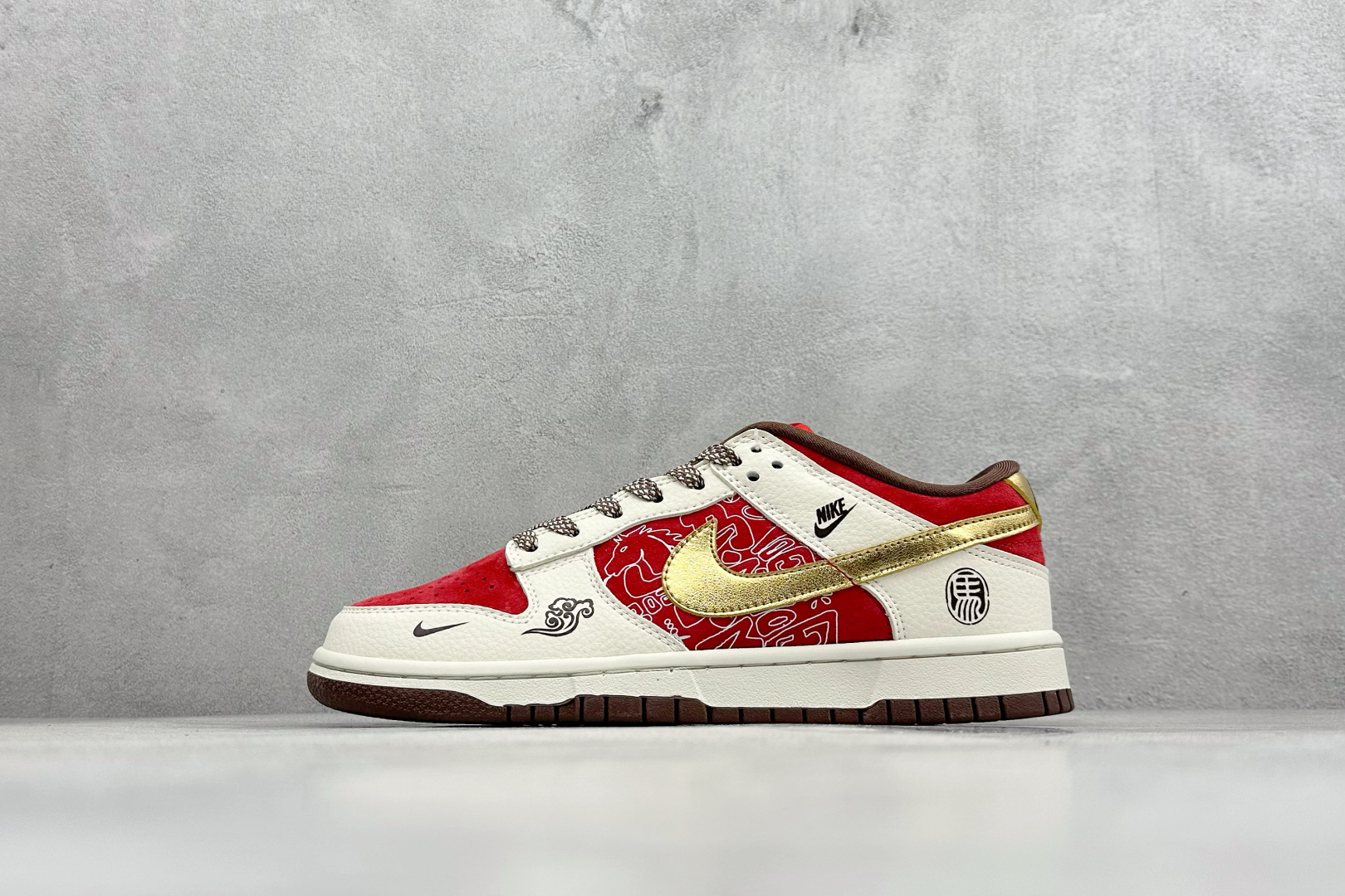 260 Nike SB Dunk Low 马年限定 红白金撞色 高端定制 低帮休闲板鞋 DN3168-025-Chinese UA Cheap High Quatity Brand Clothes Bags handbags Sneakers wholesale wholesaler seller from China Factory suppliers Fashion Clothing Shoes best Quality Beautiful Price 260 Nike SB Dunk Low 马年限定 红白金撞色 高端定制 低帮休闲板鞋 DN3168-025