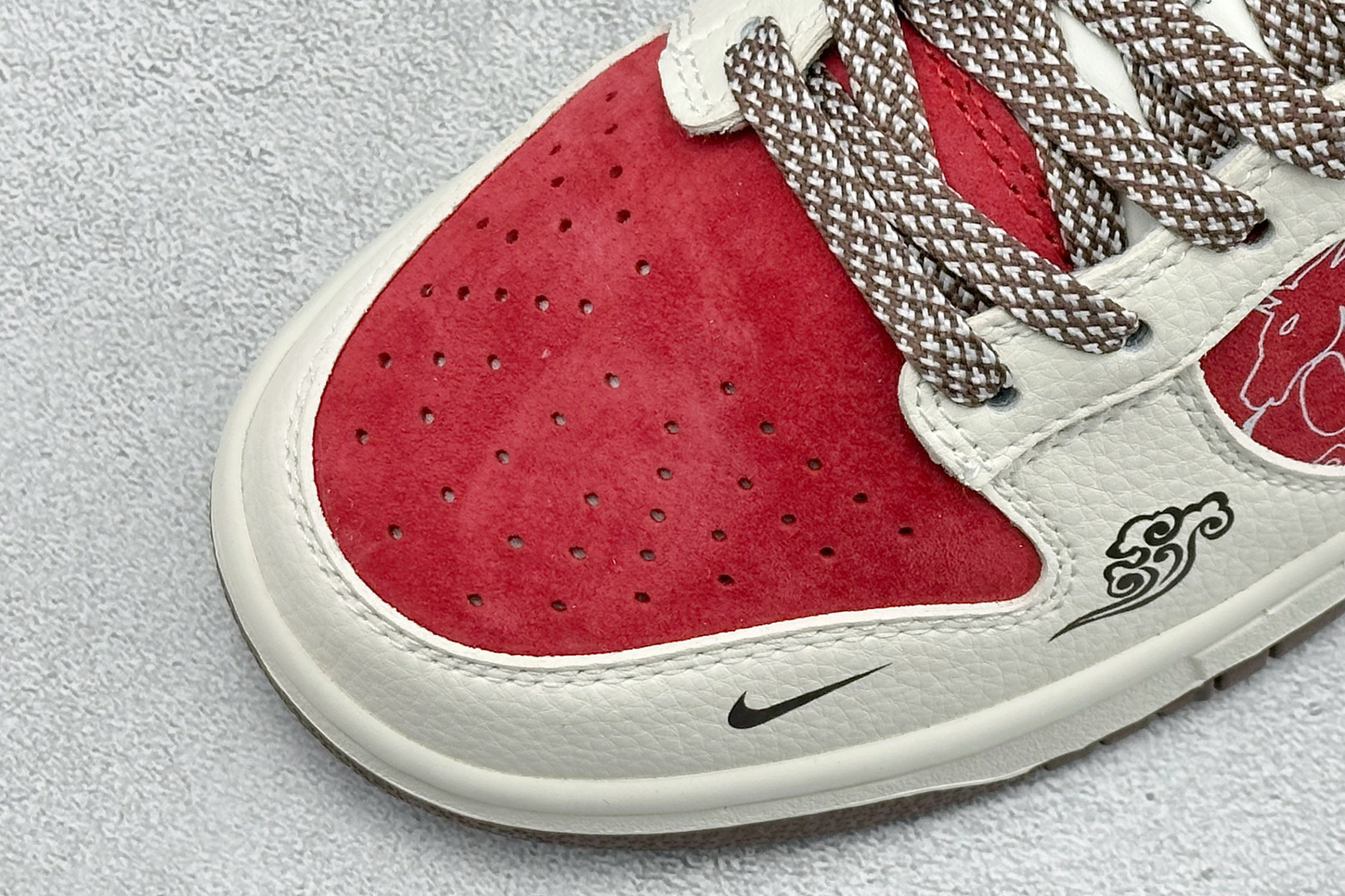 260 Nike SB Dunk Low 马年限定 红白金撞色 高端定制 低帮休闲板鞋 DN3168-025-Chinese UA Cheap High Quatity Brand Clothes Bags handbags Sneakers wholesale wholesaler seller from China Factory suppliers Fashion Clothing Shoes best Quality Beautiful Price 260 Nike SB Dunk Low 马年限定 红白金撞色 高端定制 低帮休闲板鞋 DN3168-025