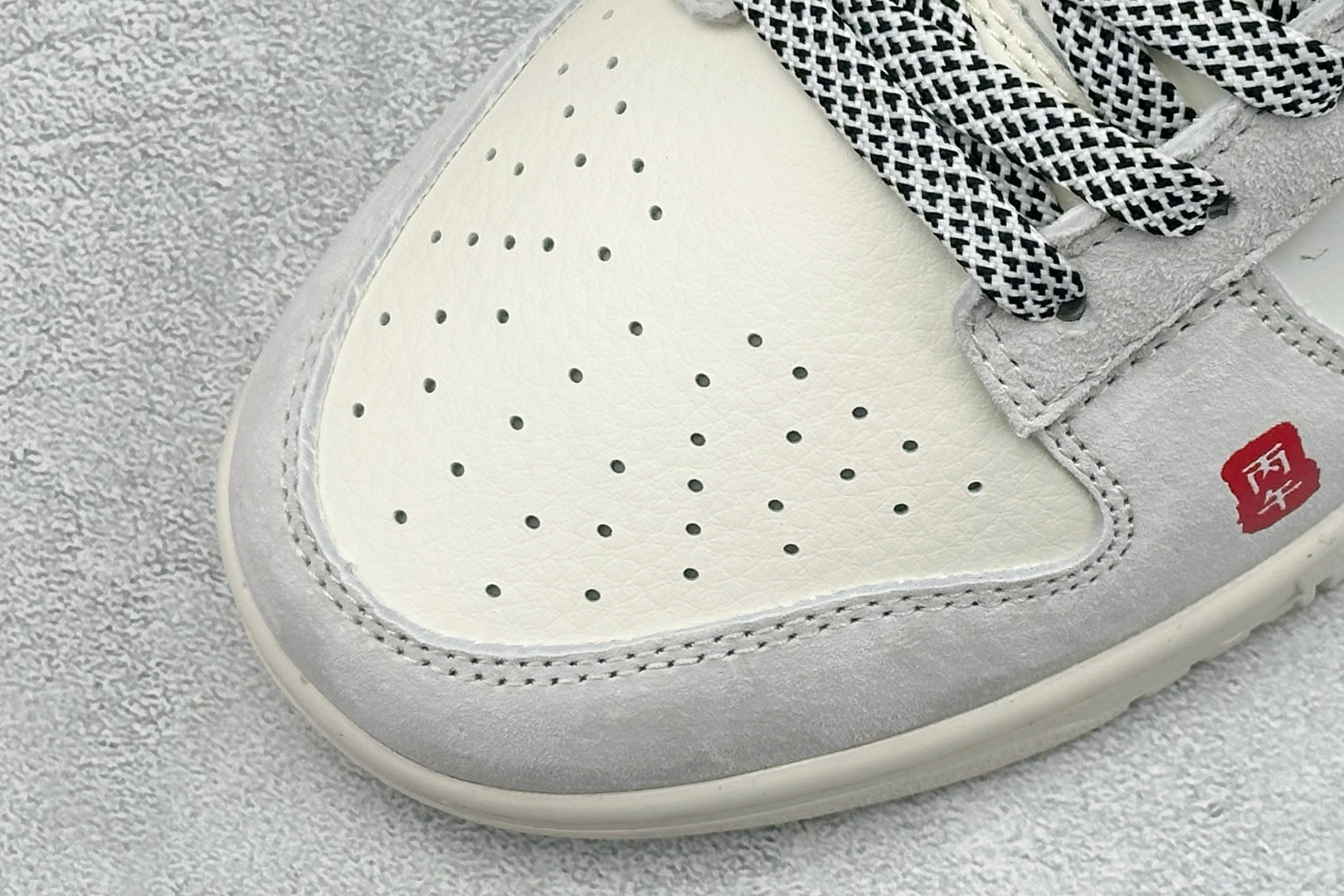 Nike Dunk Low 2026 丙午马年限定款 鞋身融入中式青花瓷风格的马形图案 YX5066-410