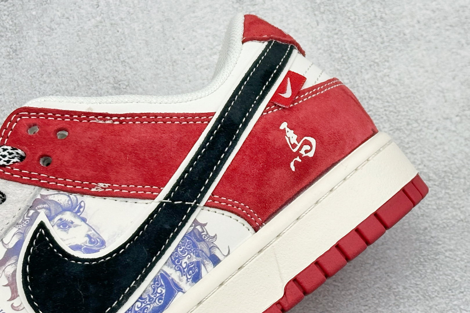 Nike Dunk Low 2026 丙午马年限定款 鞋身融入中式青花瓷风格的马形图案 YX5066-410
