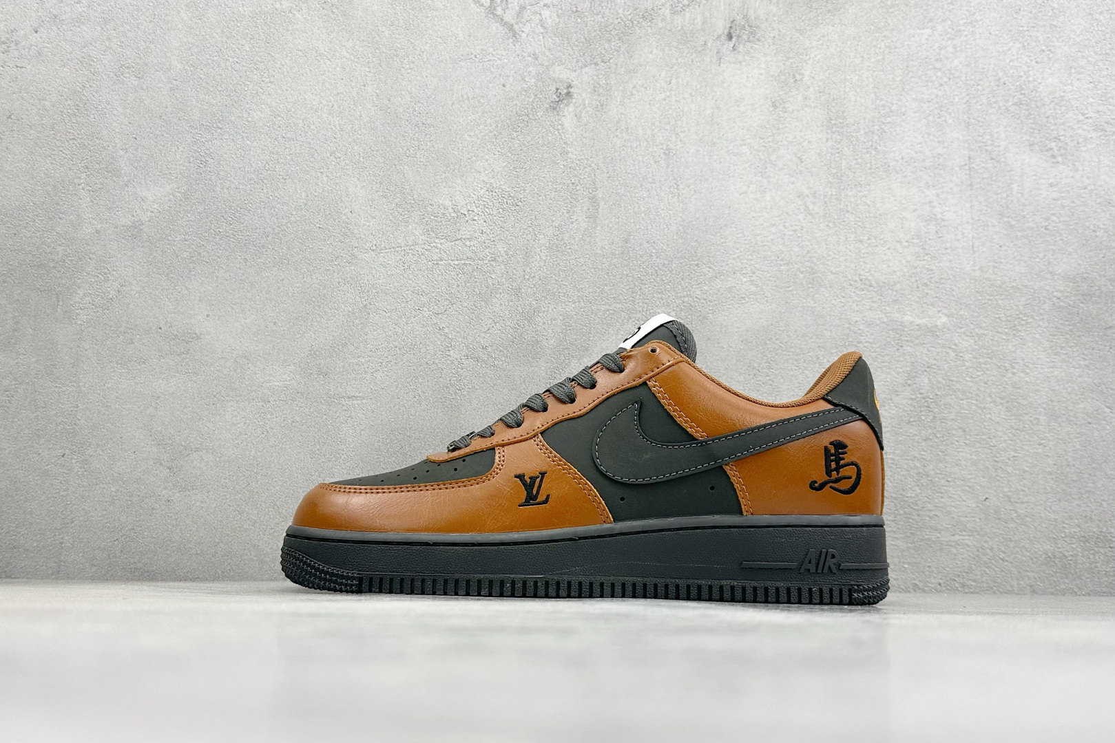 260 SC版Nike Air Force 1'07 Low 马年限定 焦糖炭黑 空军一号低帮休闲板鞋 XY9025-009-Chinese UA Cheap High Quatity Brand Clothes Bags handbags Sneakers wholesale wholesaler seller from China Factory suppliers Fashion Clothing Shoes best Quality Beautiful Price 260 SC版Nike Air Force 1'07 Low 马年限定 焦糖炭黑 空军一号低帮休闲板鞋 XY9025-009