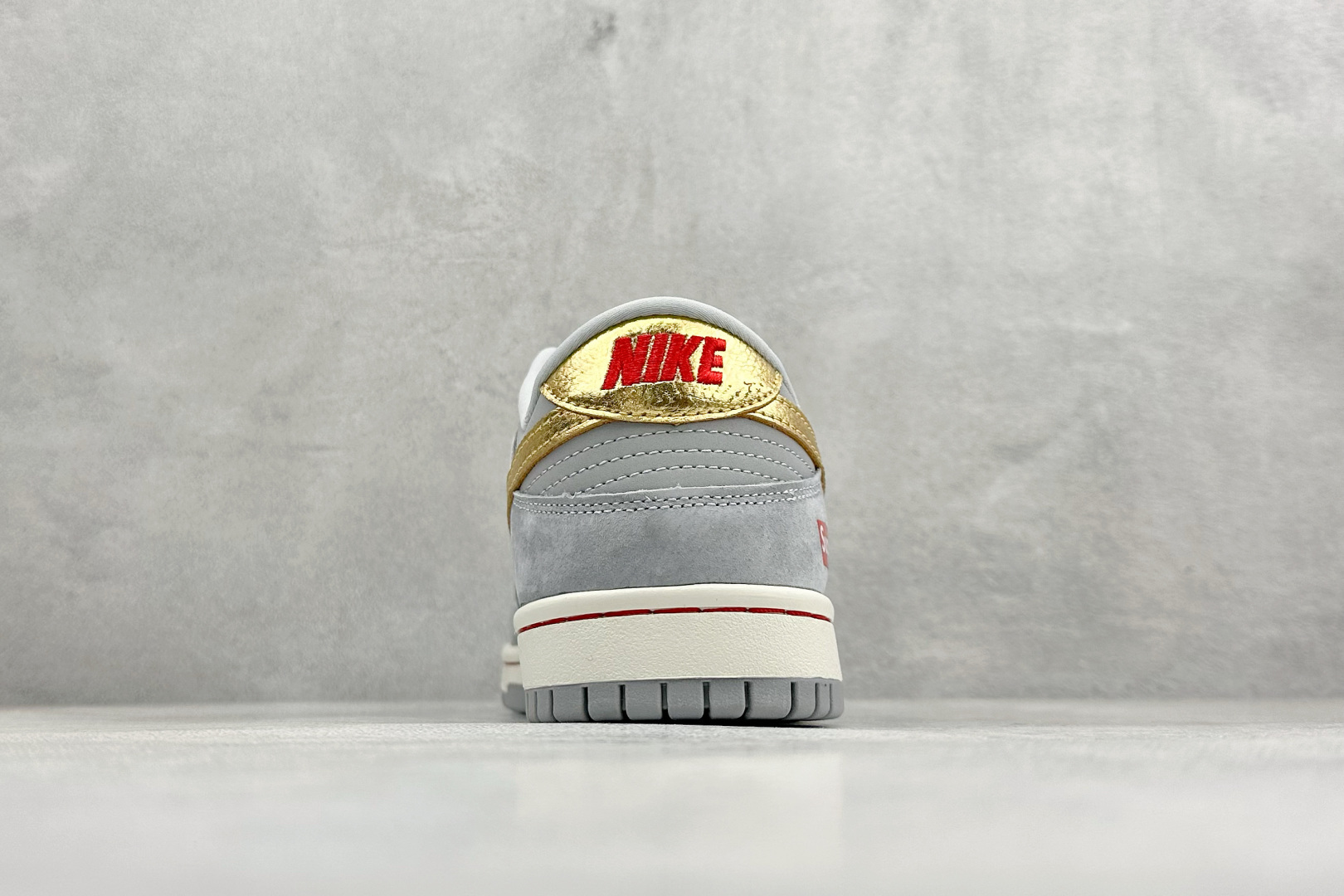 280 SC版Nike SB Dunk Low 马年限定 鸿运灰金 高端定制 低帮休闲板鞋 NH0601-485-Chinese UA Cheap High Quatity Brand Clothes Bags handbags Sneakers wholesale wholesaler seller from China Factory suppliers Fashion Clothing Shoes best Quality Beautiful Price 280 SC版Nike SB Dunk Low 马年限定 鸿运灰金 高端定制 低帮休闲板鞋 NH0601-485