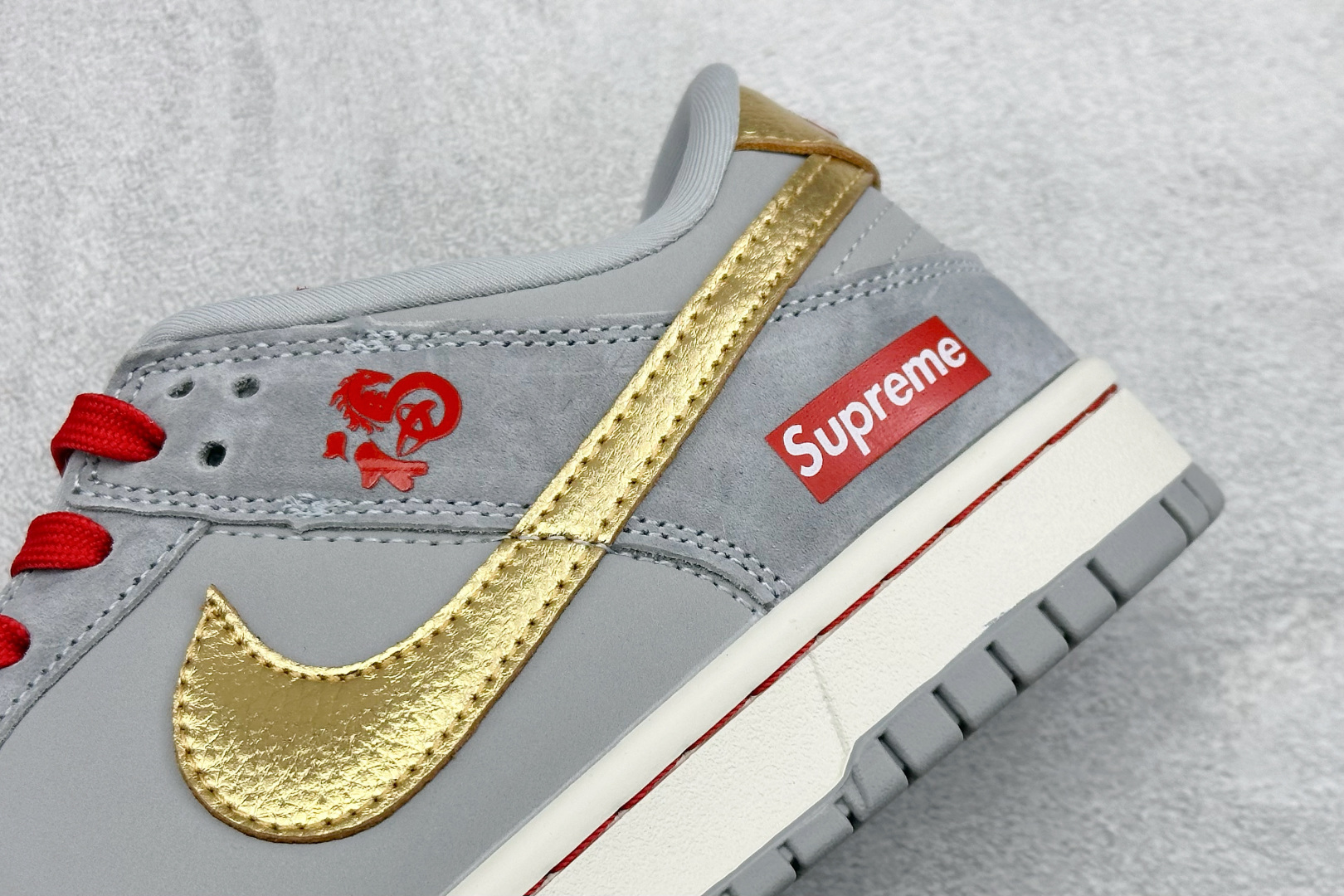 280 SC版Nike SB Dunk Low 马年限定 鸿运灰金 高端定制 低帮休闲板鞋 NH0601-485-Chinese UA Cheap High Quatity Brand Clothes Bags handbags Sneakers wholesale wholesaler seller from China Factory suppliers Fashion Clothing Shoes best Quality Beautiful Price 280 SC版Nike SB Dunk Low 马年限定 鸿运灰金 高端定制 低帮休闲板鞋 NH0601-485