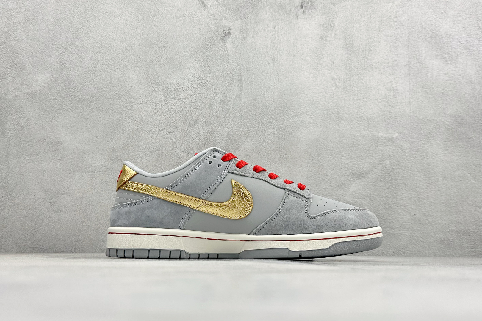 280 SC版Nike SB Dunk Low 马年限定 鸿运灰金 高端定制 低帮休闲板鞋 NH0601-485-Chinese UA Cheap High Quatity Brand Clothes Bags handbags Sneakers wholesale wholesaler seller from China Factory suppliers Fashion Clothing Shoes best Quality Beautiful Price 280 SC版Nike SB Dunk Low 马年限定 鸿运灰金 高端定制 低帮休闲板鞋 NH0601-485
