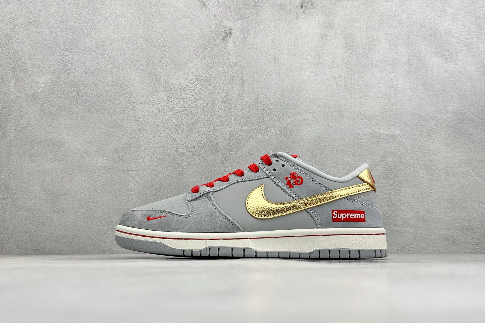 280 SC版Nike SB Dunk Low 马年限定 鸿运灰金 高端定制 低帮休闲板鞋 NH0601-485-Chinese UA Cheap High Quatity Brand Clothes Bags handbags Sneakers wholesale wholesaler seller from China Factory suppliers Fashion Clothing Shoes best Quality Beautiful Price 280 SC版Nike SB Dunk Low 马年限定 鸿运灰金 高端定制 低帮休闲板鞋 NH0601-485