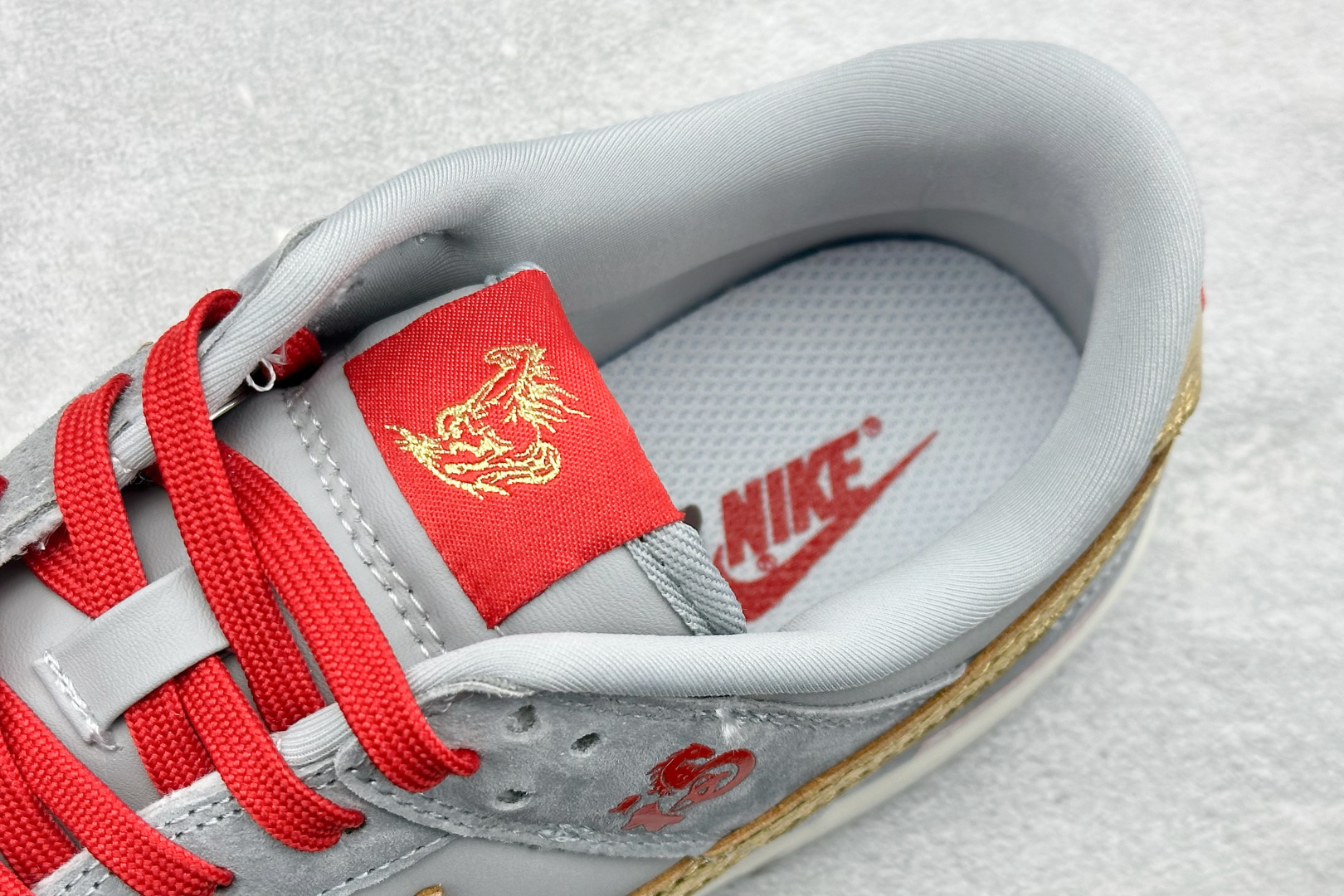 280 SC版Nike SB Dunk Low 马年限定 鸿运灰金 高端定制 低帮休闲板鞋 NH0601-485-Chinese UA Cheap High Quatity Brand Clothes Bags handbags Sneakers wholesale wholesaler seller from China Factory suppliers Fashion Clothing Shoes best Quality Beautiful Price 280 SC版Nike SB Dunk Low 马年限定 鸿运灰金 高端定制 低帮休闲板鞋 NH0601-485