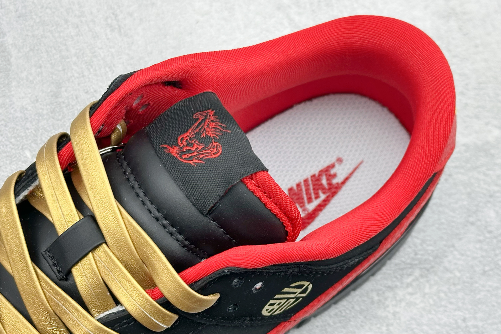 SC版Nike SB Dunk Low 黑红撞色 高端定制 低帮休闲板鞋 NH0601-488