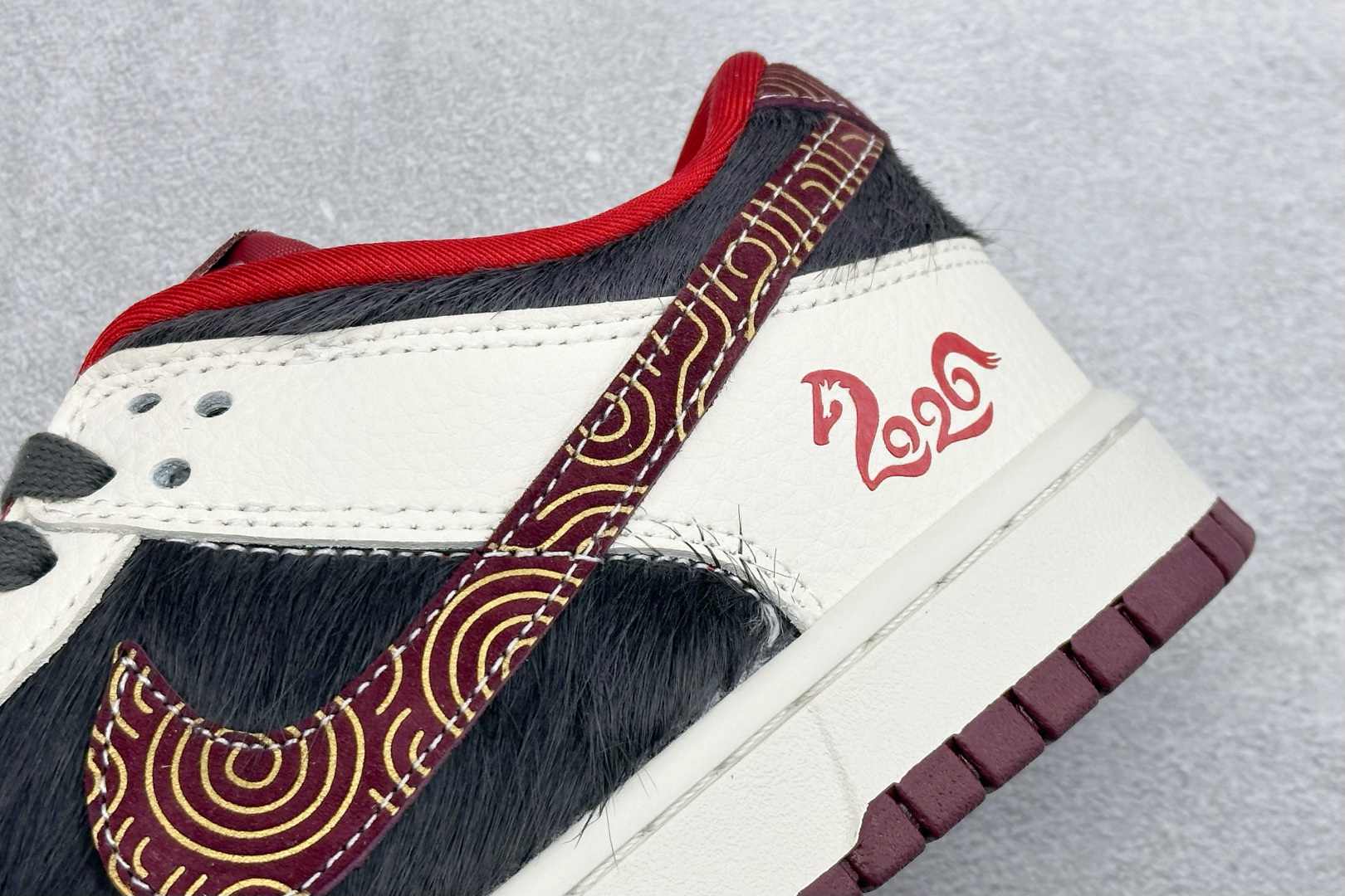 300 Nike SB Dunk Low“马年联名限定------白黑马毛”特殊定制材料 黑白拼接鞋 DS6608-021