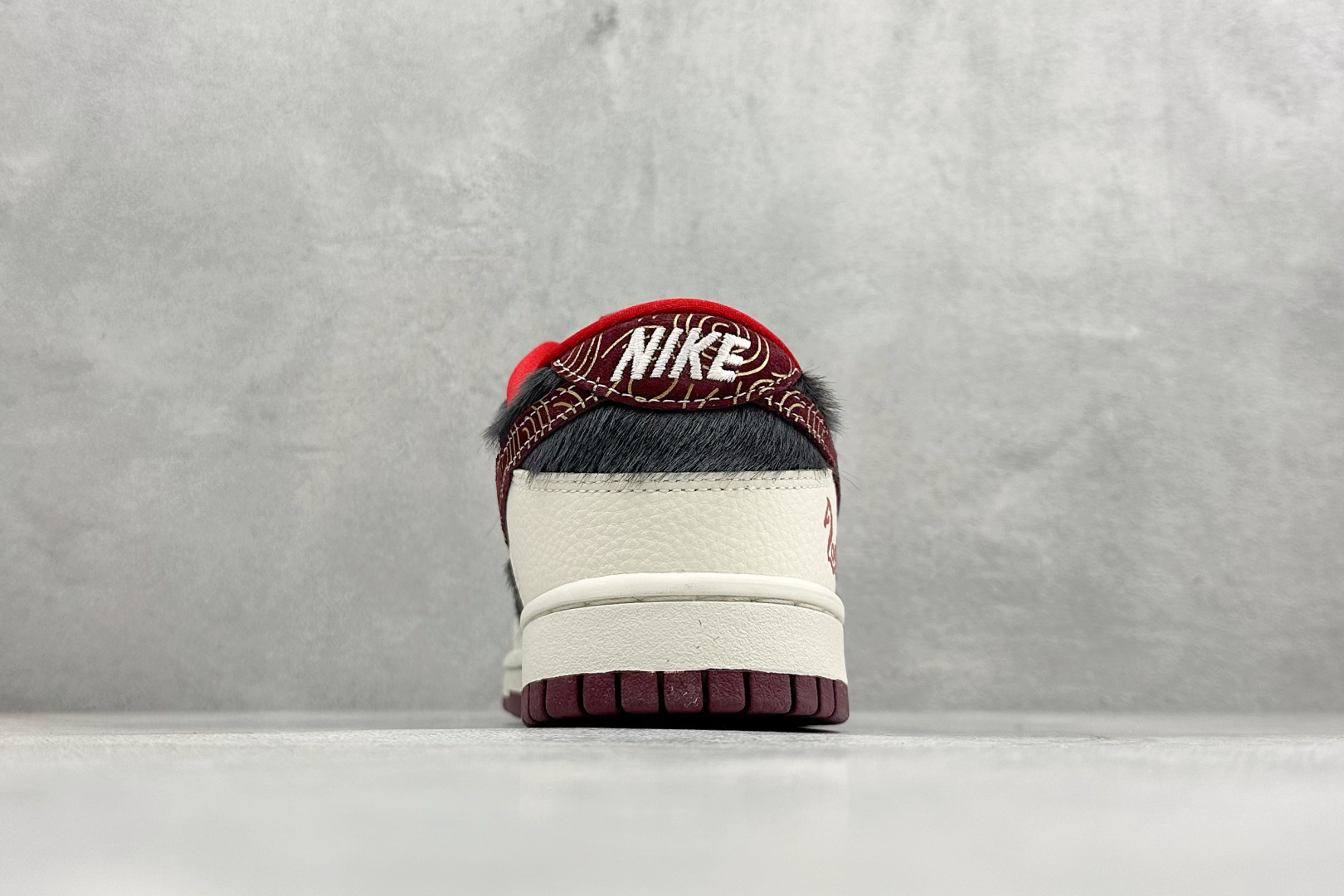 300 Nike SB Dunk Low“马年联名限定------白黑马毛”特殊定制材料 黑白拼接鞋 DS6608-021