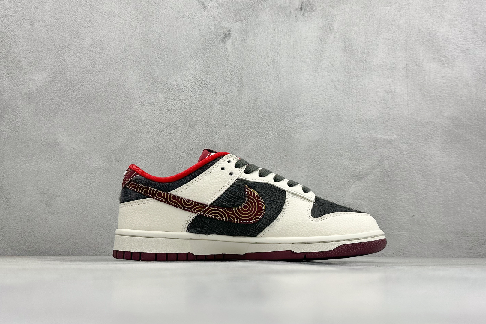 300 Nike SB Dunk Low“马年联名限定------白黑马毛”特殊定制材料 黑白拼接鞋 DS6608-021