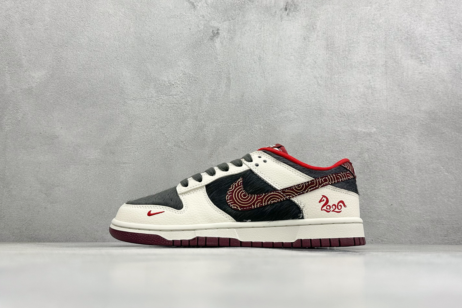 300 Nike SB Dunk Low“马年联名限定------白黑马毛”特殊定制材料 黑白拼接鞋 DS6608-021