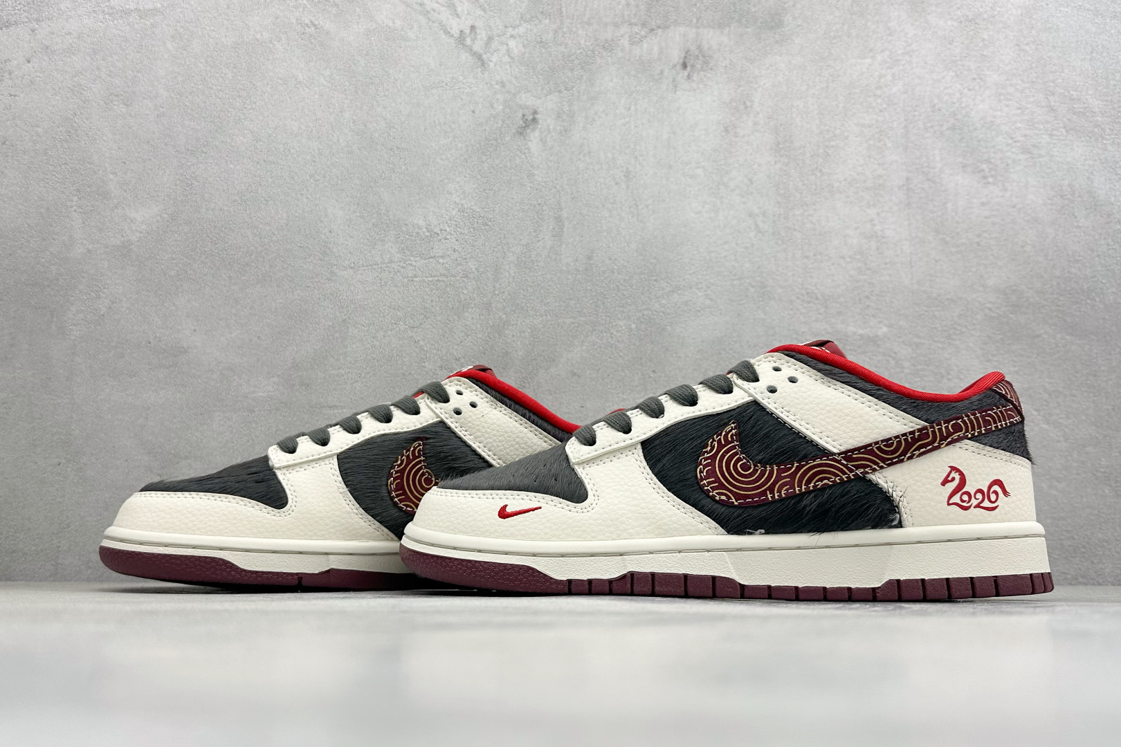 300 Nike SB Dunk Low“马年联名限定------白黑马毛”特殊定制材料 黑白拼接鞋 DS6608-021