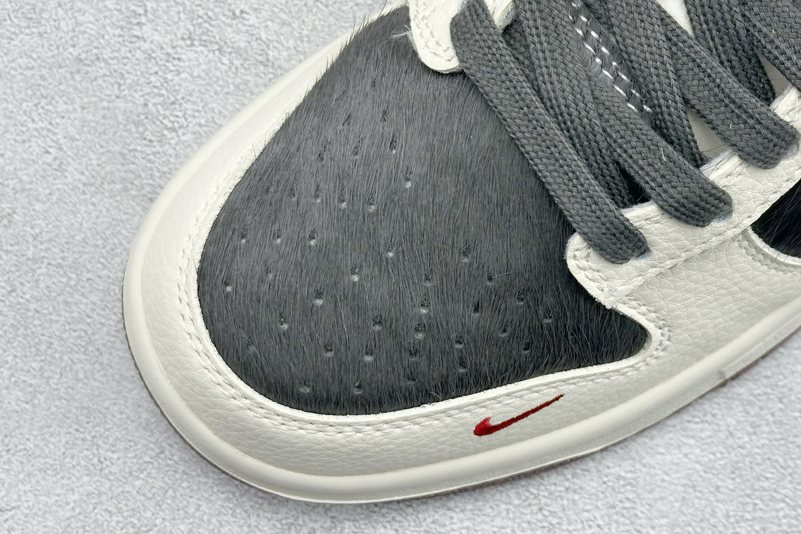 300 Nike SB Dunk Low“马年联名限定------白黑马毛”特殊定制材料 黑白拼接鞋 DS6608-021