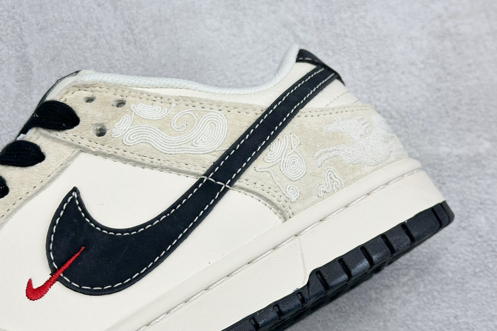 260 Nike Dunk Low Retro 马年限定 周年高端定制 低帮休闲板鞋 ZH2598-802-Chinese UA Cheap High Quatity Brand Clothes Bags handbags Sneakers wholesale wholesaler seller from China Factory suppliers Fashion Clothing Shoes best Quality Beautiful Price 260 Nike Dunk Low Retro 马年限定 周年高端定制 低帮休闲板鞋 ZH2598-802