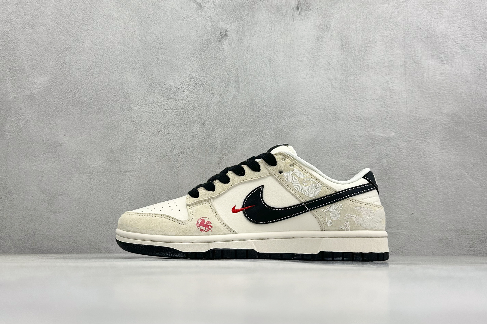 260 Nike Dunk Low Retro 马年限定 周年高端定制 低帮休闲板鞋 ZH2598-802-Chinese UA Cheap High Quatity Brand Clothes Bags handbags Sneakers wholesale wholesaler seller from China Factory suppliers Fashion Clothing Shoes best Quality Beautiful Price 260 Nike Dunk Low Retro 马年限定 周年高端定制 低帮休闲板鞋 ZH2598-802