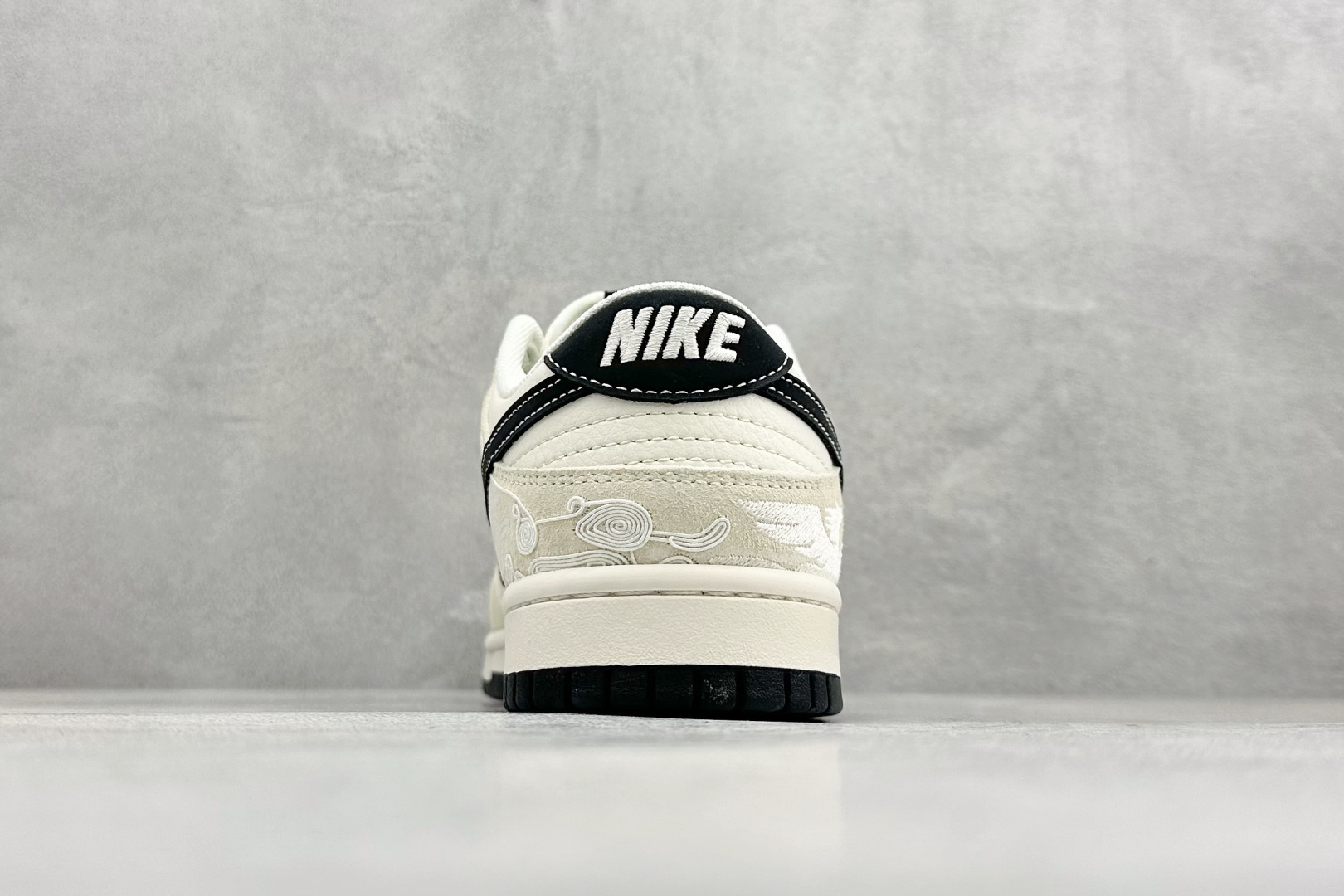260 Nike Dunk Low Retro 马年限定 周年高端定制 低帮休闲板鞋 ZH2598-802-Chinese UA Cheap High Quatity Brand Clothes Bags handbags Sneakers wholesale wholesaler seller from China Factory suppliers Fashion Clothing Shoes best Quality Beautiful Price 260 Nike Dunk Low Retro 马年限定 周年高端定制 低帮休闲板鞋 ZH2598-802