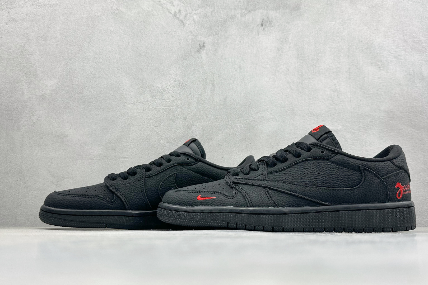 280 Travis Scott x Jordan 1 Low “马年限定-黑红” 倒勾低帮休闲版本 YF9511-502-Chinese UA Cheap High Quatity Brand Clothes Bags handbags Sneakers wholesale wholesaler seller from China Factory suppliers Fashion Clothing Shoes best Quality Beautiful Price 280 Travis Scott x Jordan 1 Low “马年限定-黑红” 倒勾低帮休闲版本 YF9511-502
