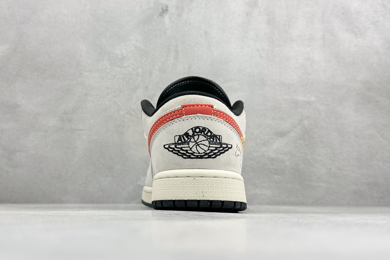 XC版 踏火追风，一马当先 | Air Jordan 1 Low 马年限定 当经典AJ1 Low遇上马年炽热祥瑞 LR8888-020