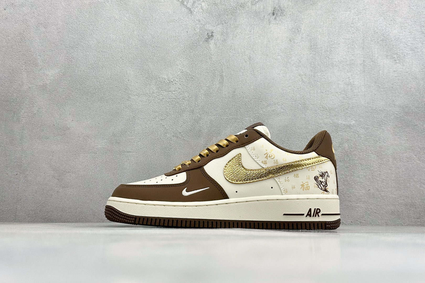 260 SC版NIke Air Force 1 '07 Low “马年限定--金棕纳福” 空军一号低帮 运动鞋 休闲鞋 IQ1119-011-Chinese UA Cheap High Quatity Brand Clothes Bags handbags Sneakers wholesale wholesaler seller from China Factory suppliers Fashion Clothing Shoes best Quality Beautiful Price 260 SC版NIke Air Force 1 '07 Low “马年限定--金棕纳福” 空军一号低帮 运动鞋 休闲鞋 IQ1119-011