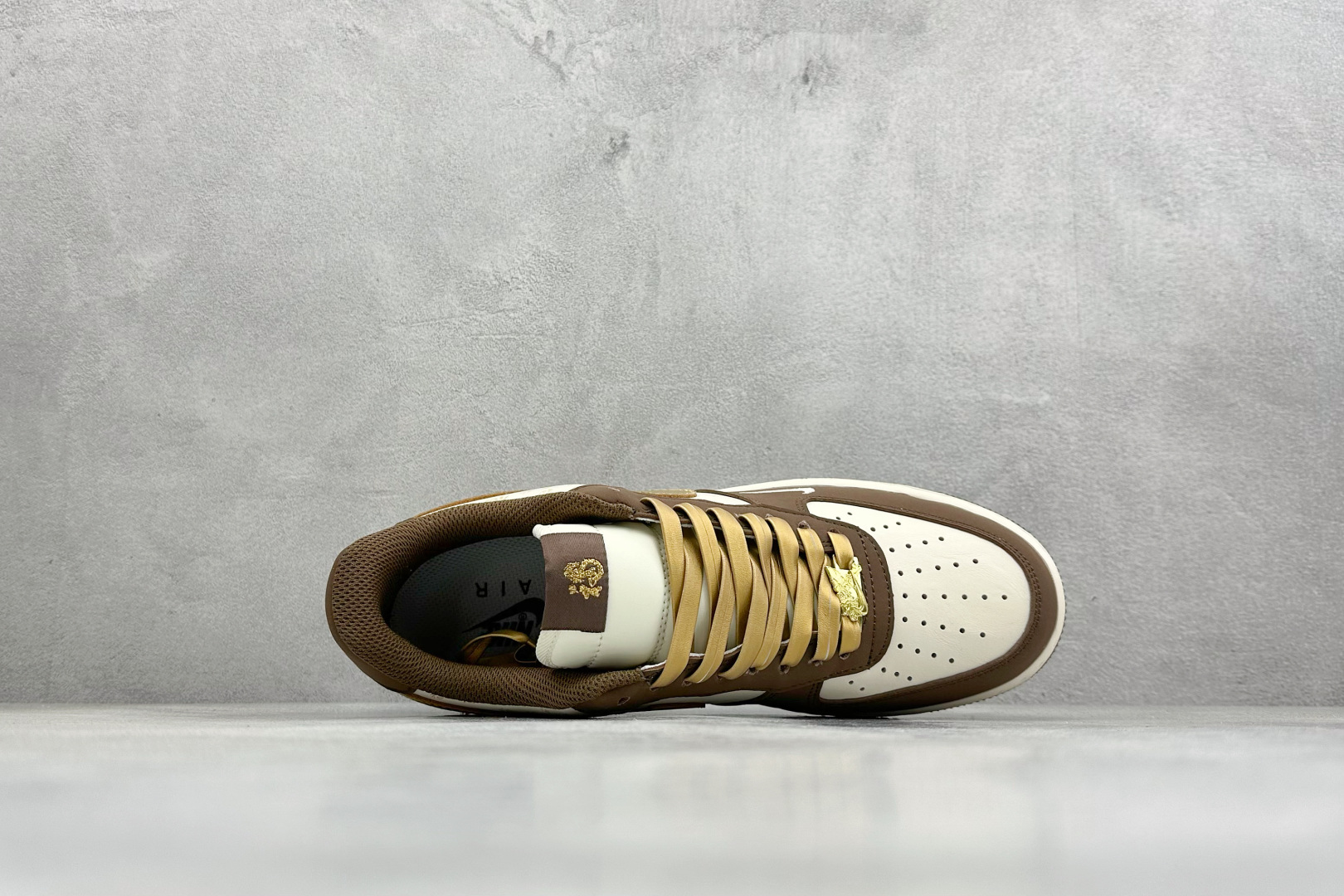 260 SC版NIke Air Force 1 '07 Low “马年限定--金棕纳福” 空军一号低帮 运动鞋 休闲鞋 IQ1119-011-Chinese UA Cheap High Quatity Brand Clothes Bags handbags Sneakers wholesale wholesaler seller from China Factory suppliers Fashion Clothing Shoes best Quality Beautiful Price 260 SC版NIke Air Force 1 '07 Low “马年限定--金棕纳福” 空军一号低帮 运动鞋 休闲鞋 IQ1119-011