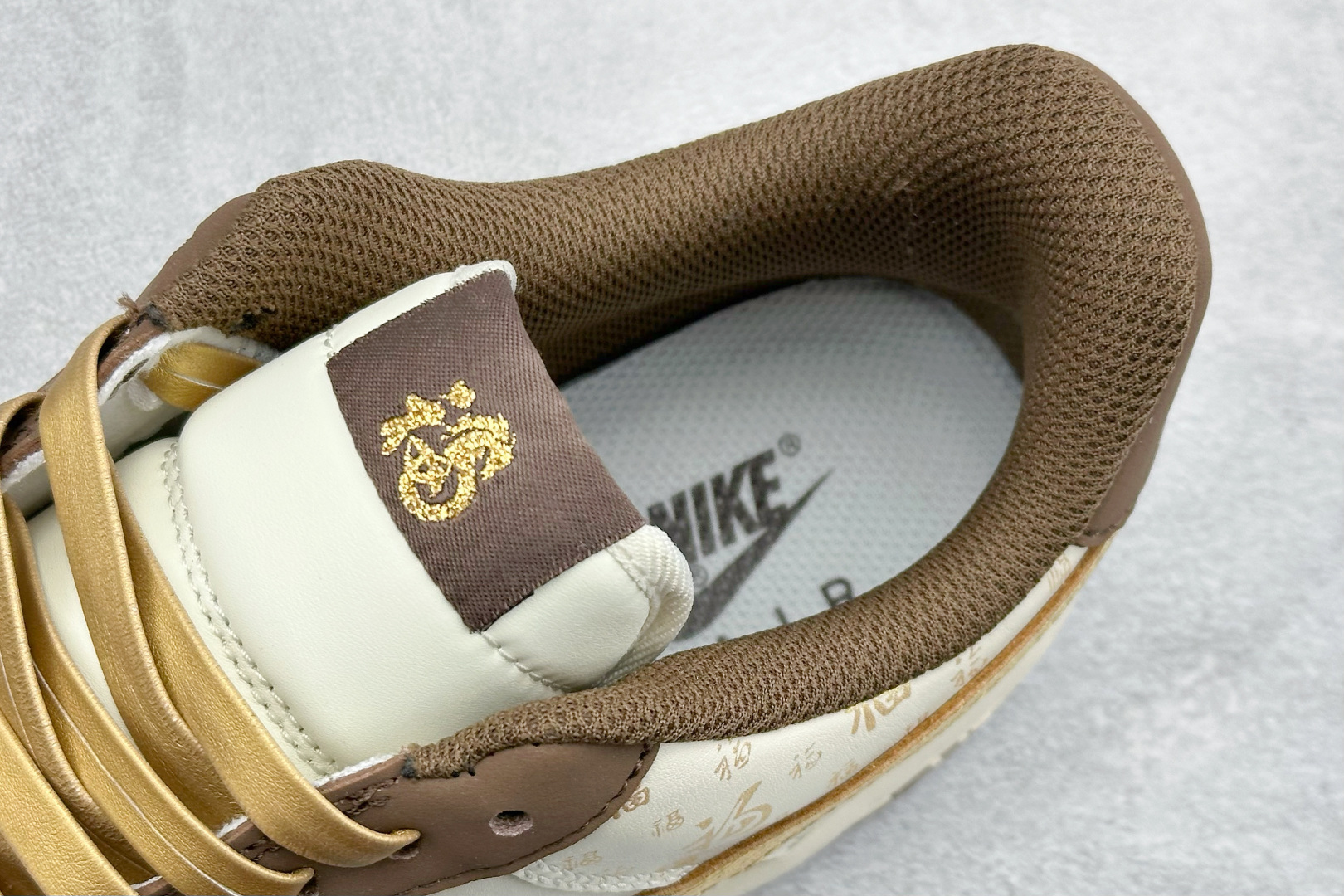 260 SC版NIke Air Force 1 '07 Low “马年限定--金棕纳福” 空军一号低帮 运动鞋 休闲鞋 IQ1119-011-Chinese UA Cheap High Quatity Brand Clothes Bags handbags Sneakers wholesale wholesaler seller from China Factory suppliers Fashion Clothing Shoes best Quality Beautiful Price 260 SC版NIke Air Force 1 '07 Low “马年限定--金棕纳福” 空军一号低帮 运动鞋 休闲鞋 IQ1119-011