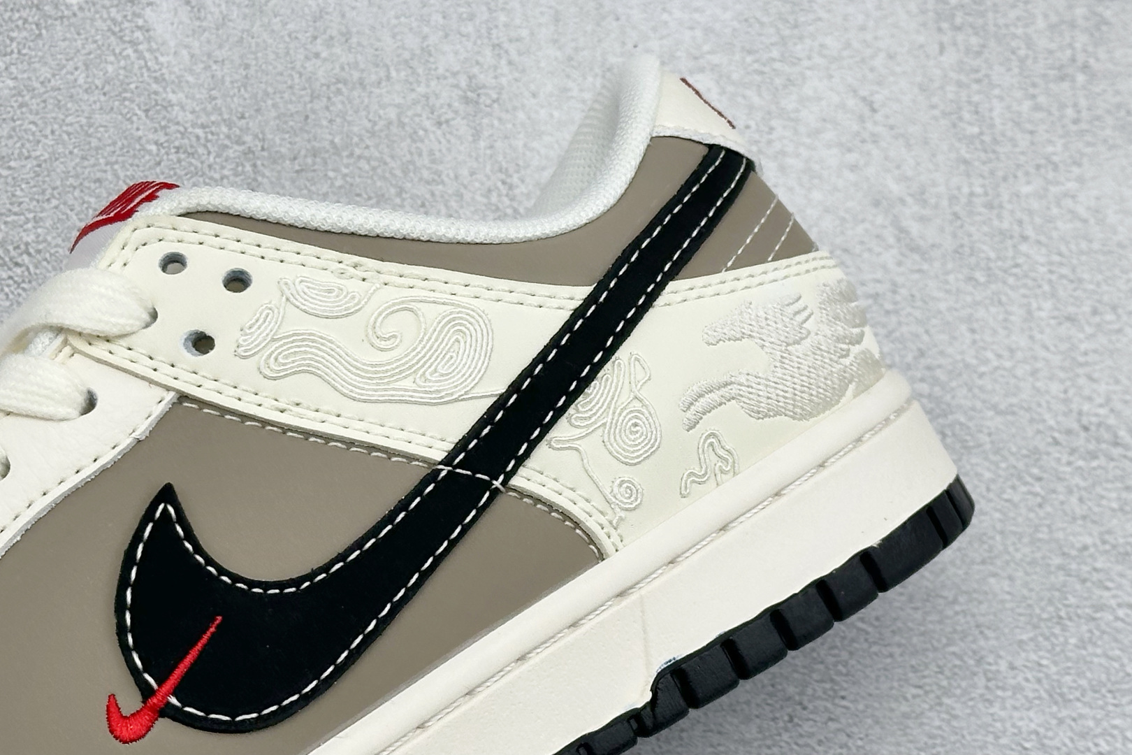 260 Nike SB Dunk Low RETRO 马年限定 高端定制 低帮休闲板鞋 JY6988-143