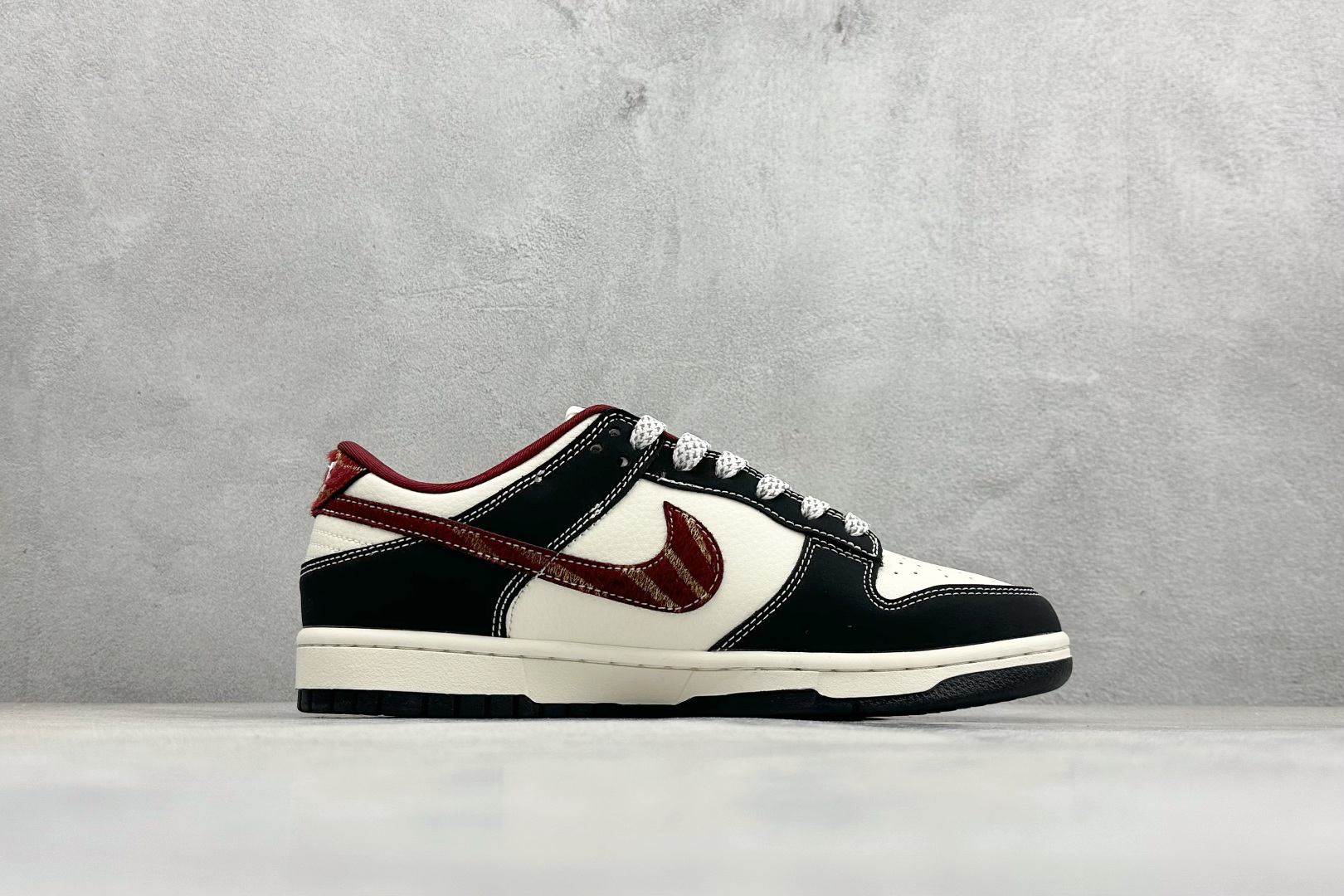 260 Nike SB Dunk Low RETRO 马年限定 高端定制 低帮休闲板鞋 LX1988-810