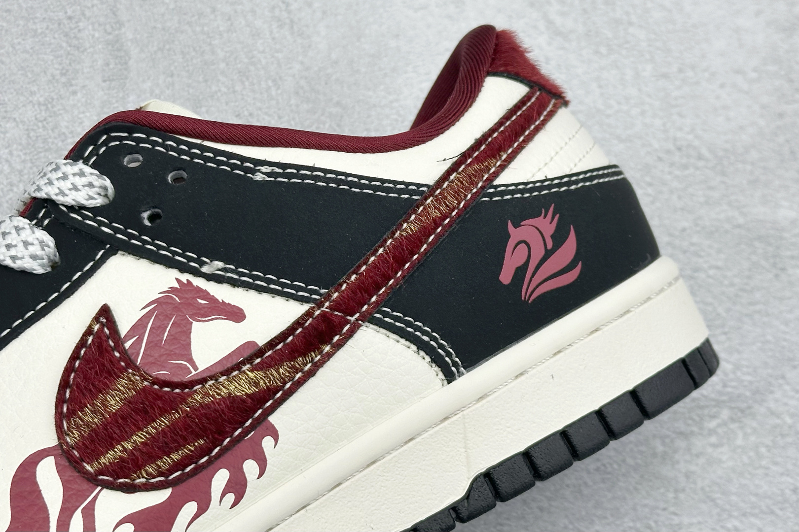 260 Nike SB Dunk Low RETRO 马年限定 高端定制 低帮休闲板鞋 LX1988-810