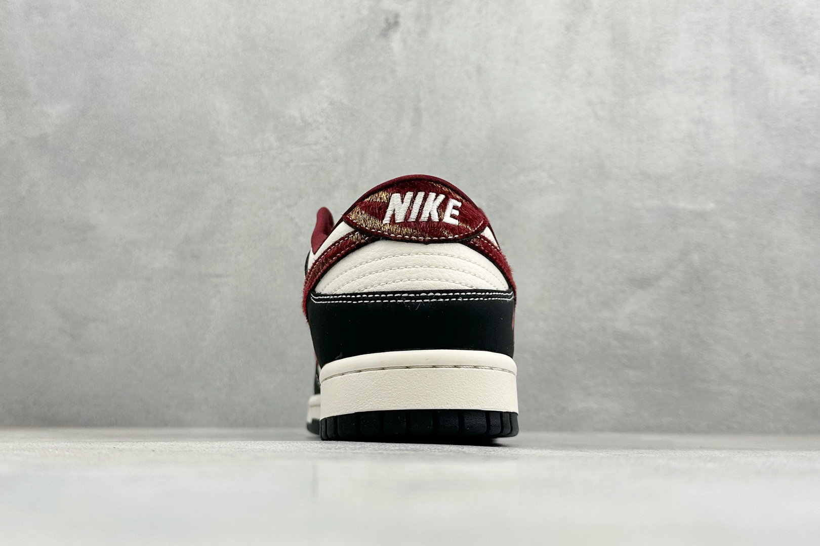 260 Nike SB Dunk Low RETRO 马年限定 高端定制 低帮休闲板鞋 LX1988-810