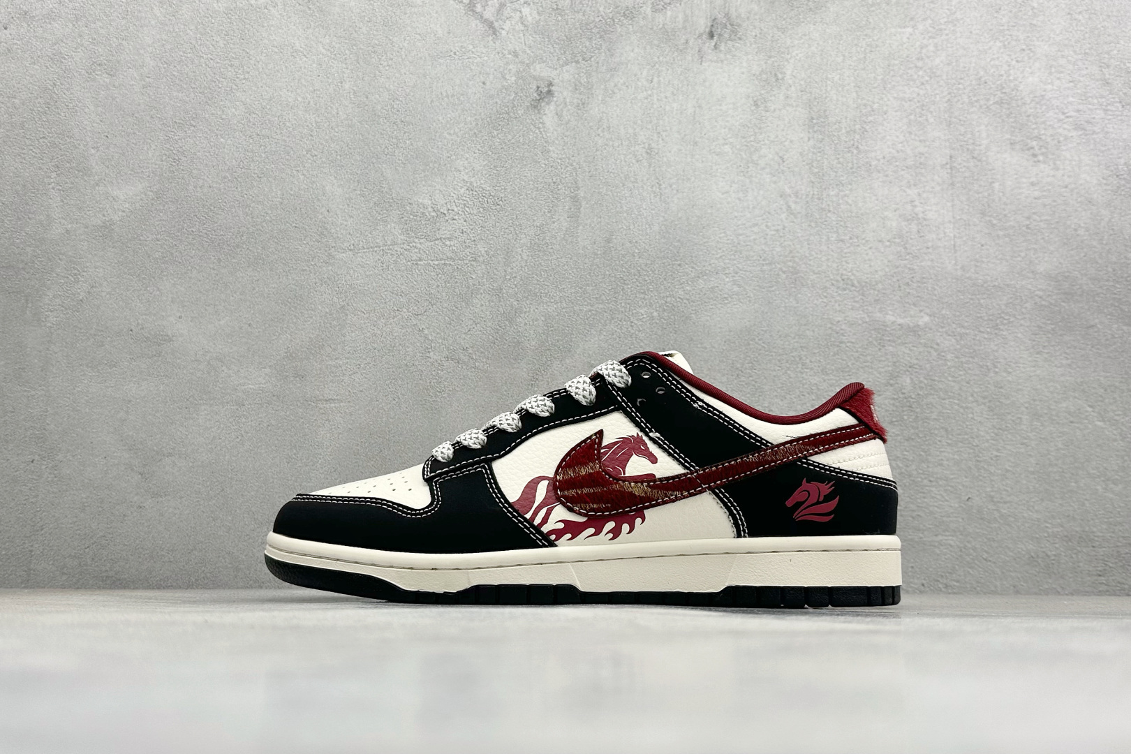 260 Nike SB Dunk Low RETRO 马年限定 高端定制 低帮休闲板鞋 LX1988-810