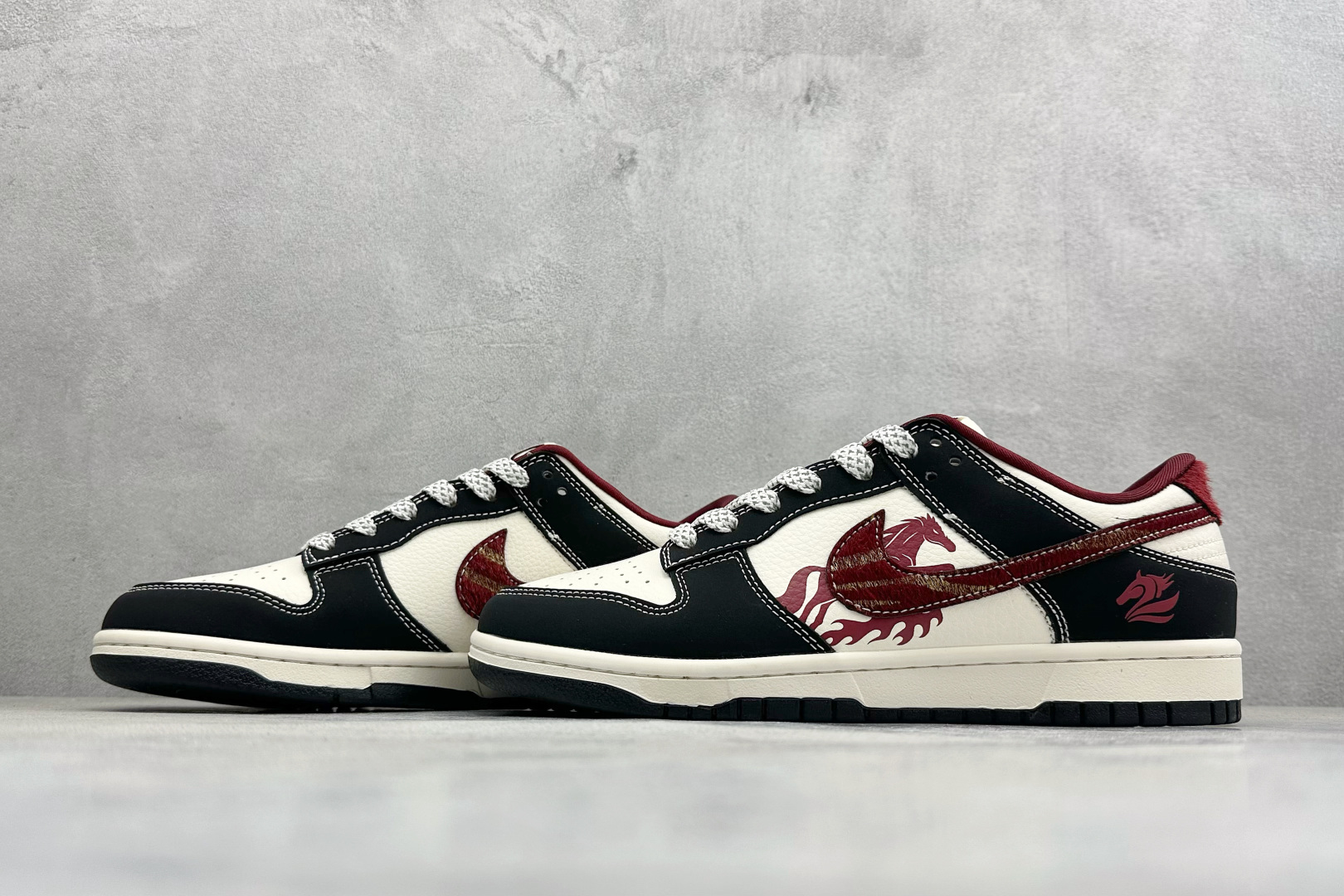 260 Nike SB Dunk Low RETRO 马年限定 高端定制 低帮休闲板鞋 LX1988-810