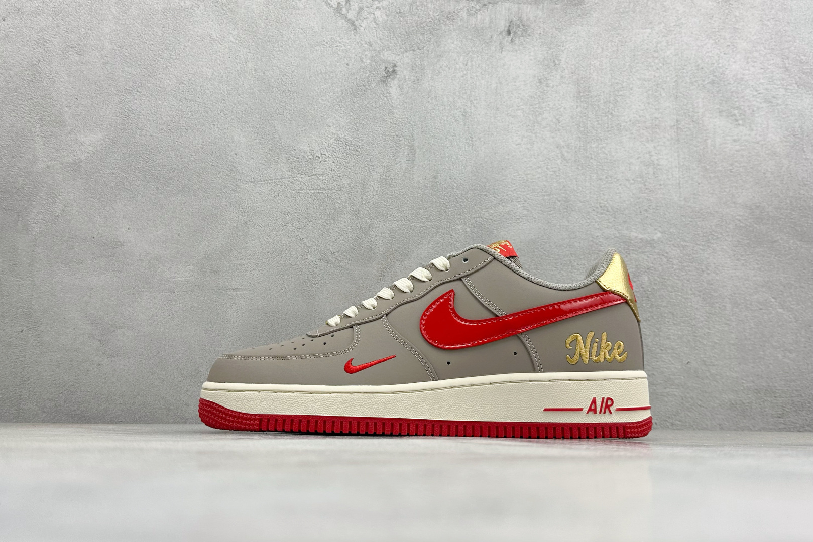 260 SC版Nike Air Force 1'07 Low 凝灰赤金 空军一号低帮休闲板鞋 NH0601-527-Chinese UA Cheap High Quatity Brand Clothes Bags handbags Sneakers wholesale wholesaler seller from China Factory suppliers Fashion Clothing Shoes best Quality Beautiful Price 260 SC版Nike Air Force 1'07 Low 凝灰赤金 空军一号低帮休闲板鞋 NH0601-527