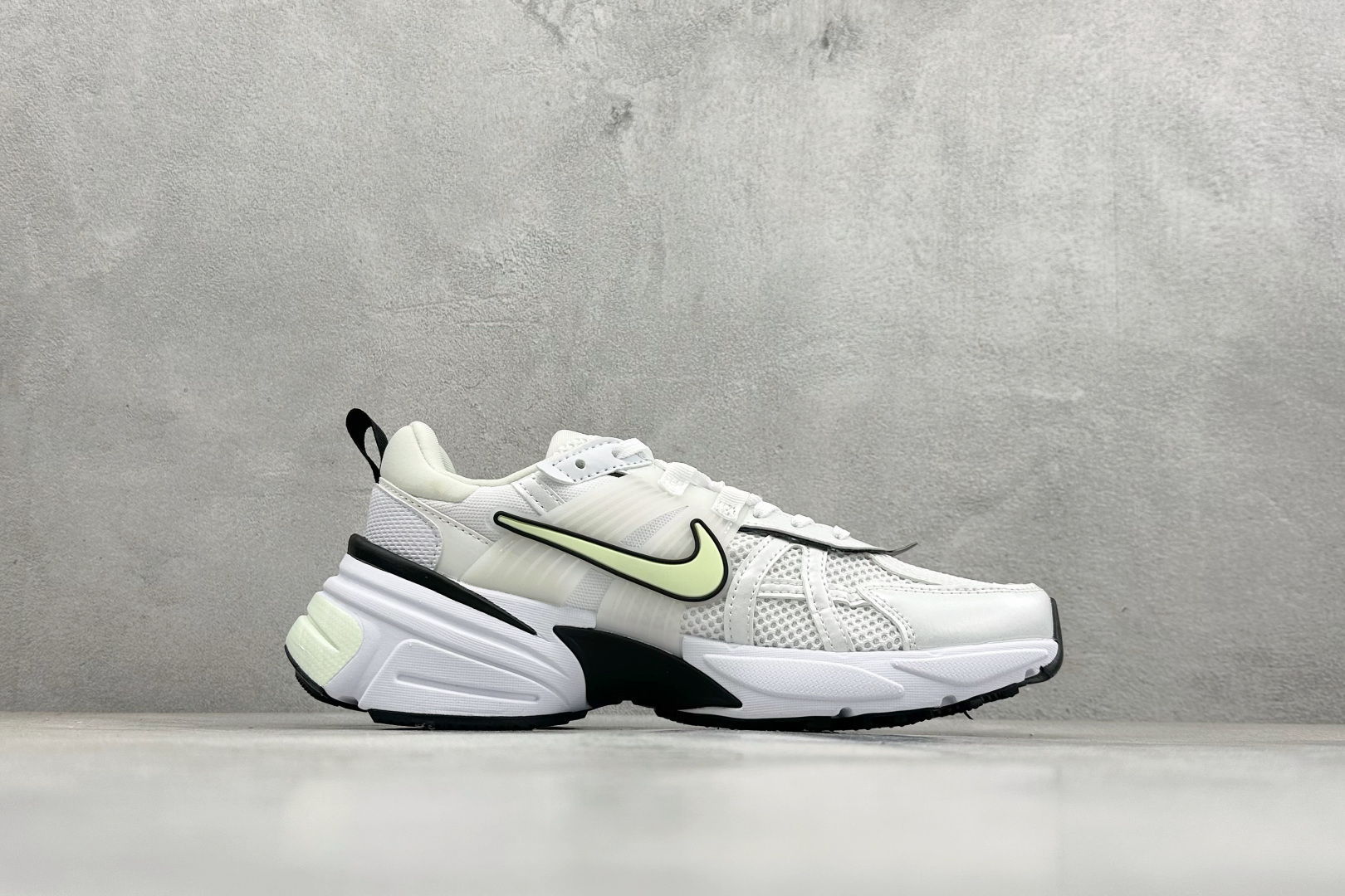 Nike V2K Run 减震防滑复古低帮跑步鞋 FD0736-109