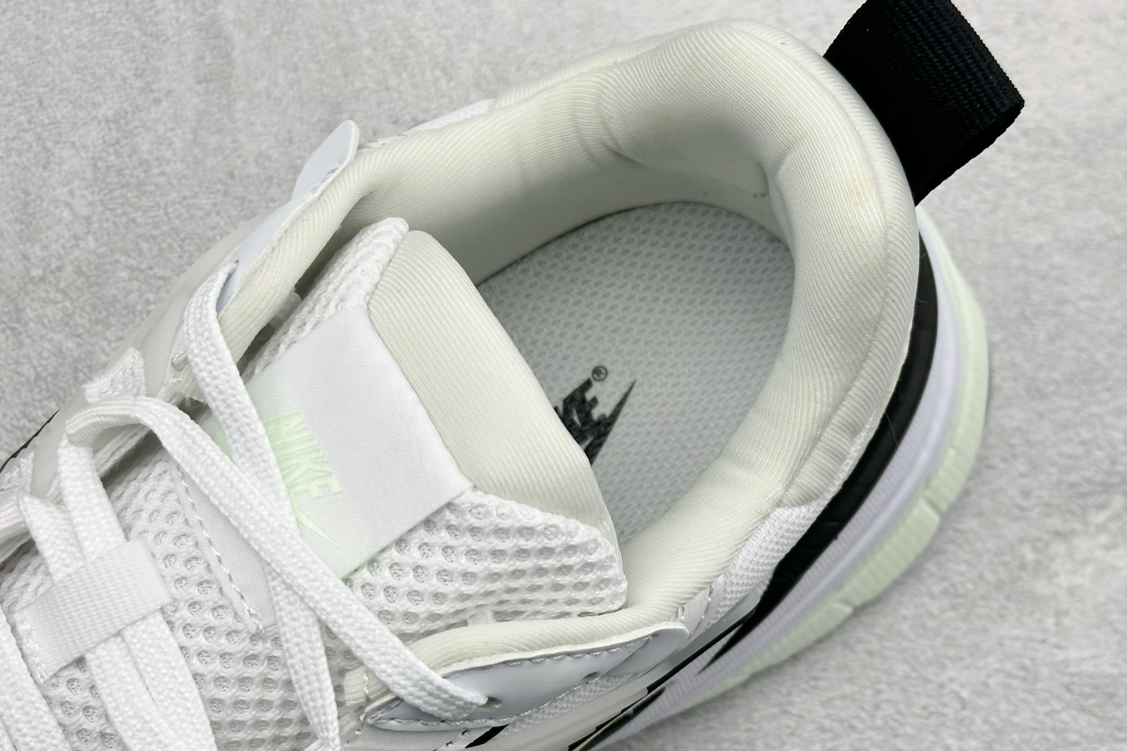 Nike V2K Run 减震防滑复古低帮跑步鞋 FD0736-109