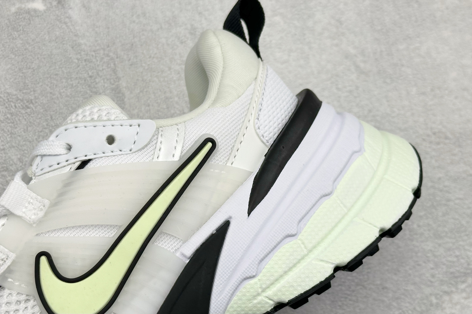 Nike V2K Run 减震防滑复古低帮跑步鞋 FD0736-109