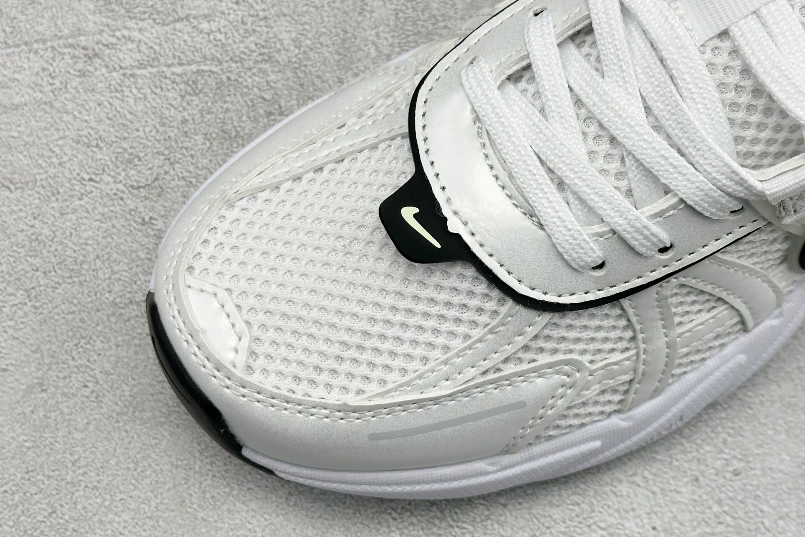 Nike V2K Run 减震防滑复古低帮跑步鞋 FD0736-109