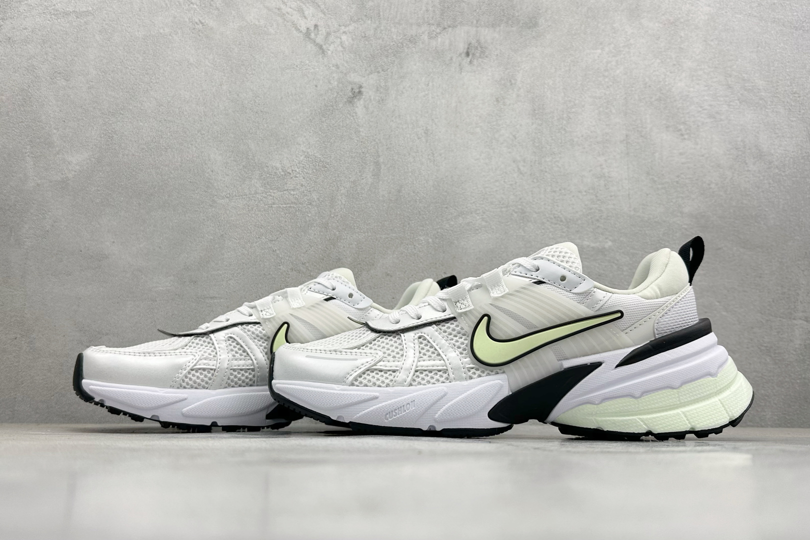 Nike V2K Run 减震防滑复古低帮跑步鞋 FD0736-109