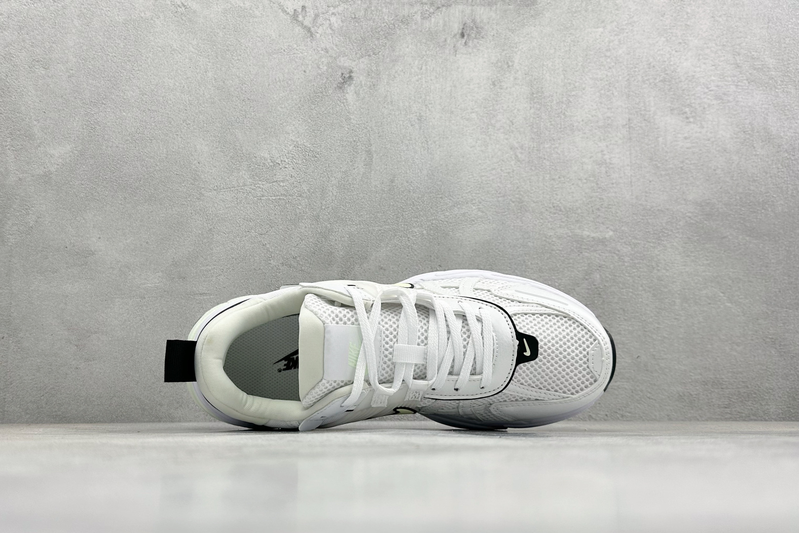 Nike V2K Run 减震防滑复古低帮跑步鞋 FD0736-109