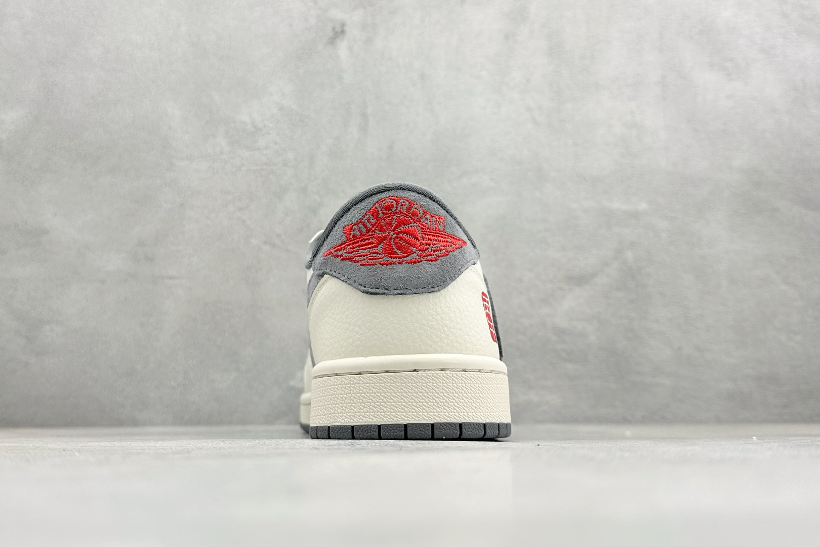 Air Jordan 1 Low AJ1 乔1 马年限定 高端定制 倒钩低帮复古篮球鞋 XT6998-116 Air Jordan 1 Low AJ1 乔1 马年限定 高端定制 倒钩低帮复古篮球鞋 XT6998-116