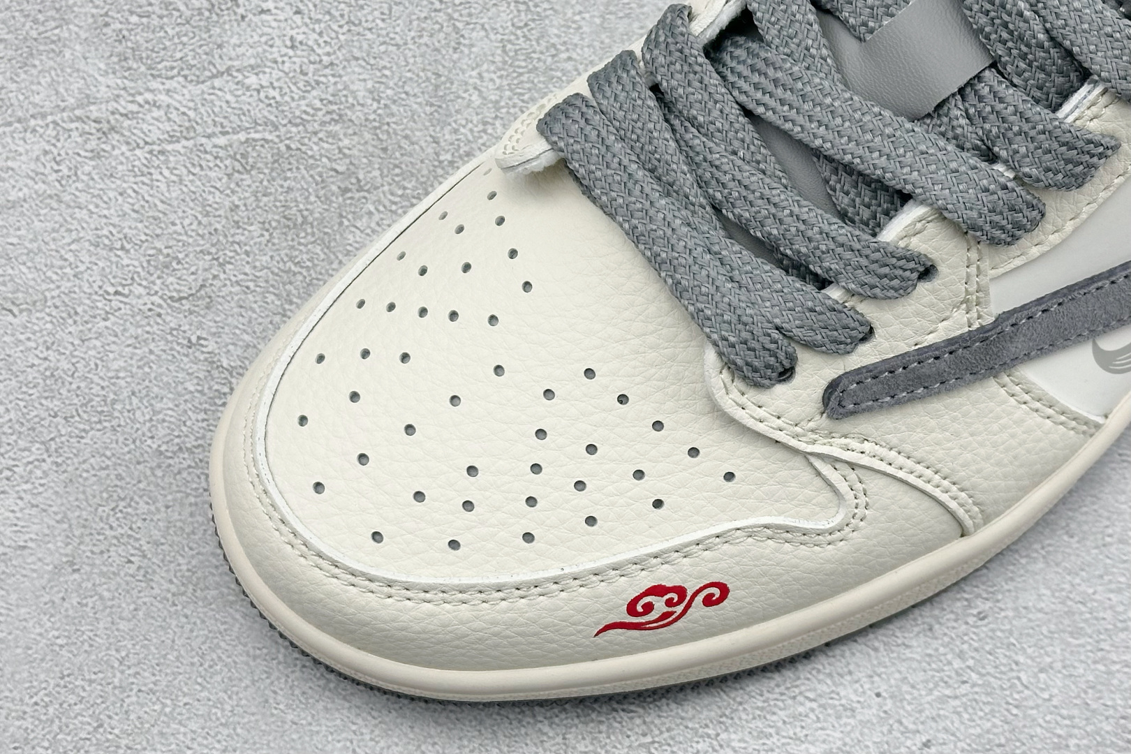 Air Jordan 1 Low AJ1 乔1 马年限定 高端定制 倒钩低帮复古篮球鞋 XT6998-116 Air Jordan 1 Low AJ1 乔1 马年限定 高端定制 倒钩低帮复古篮球鞋 XT6998-116