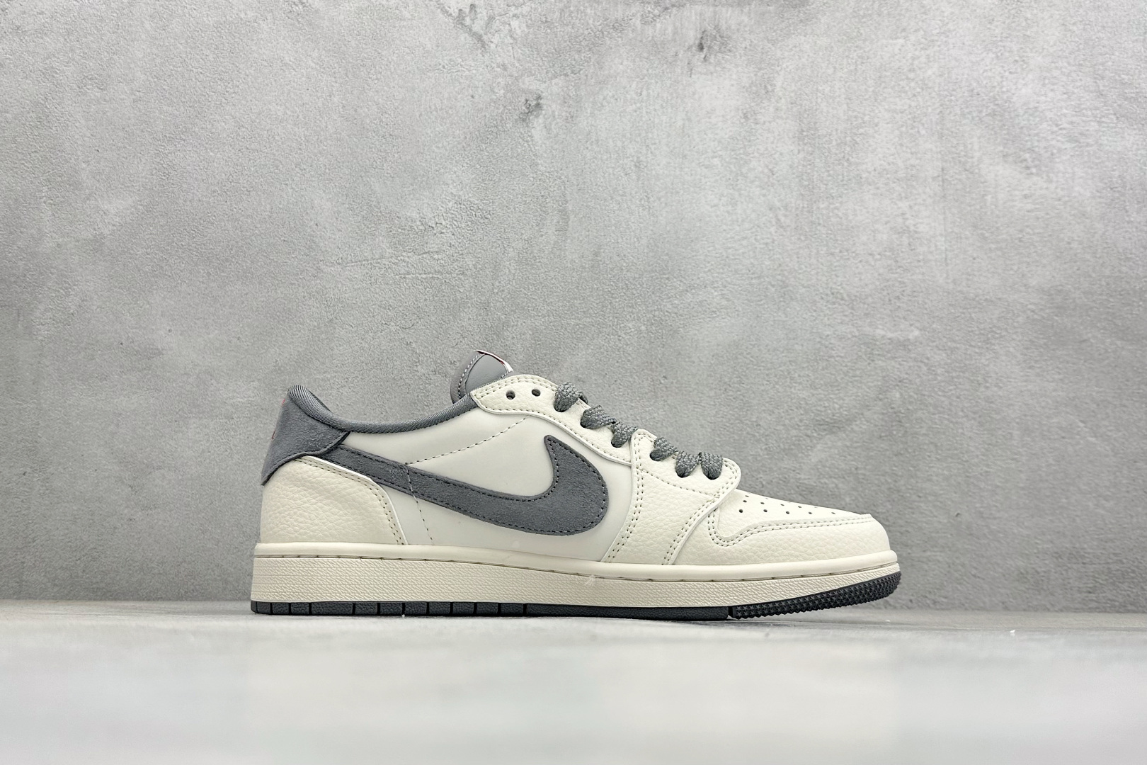 Air Jordan 1 Low AJ1 乔1 马年限定 高端定制 倒钩低帮复古篮球鞋 XT6998-116 Air Jordan 1 Low AJ1 乔1 马年限定 高端定制 倒钩低帮复古篮球鞋 XT6998-116
